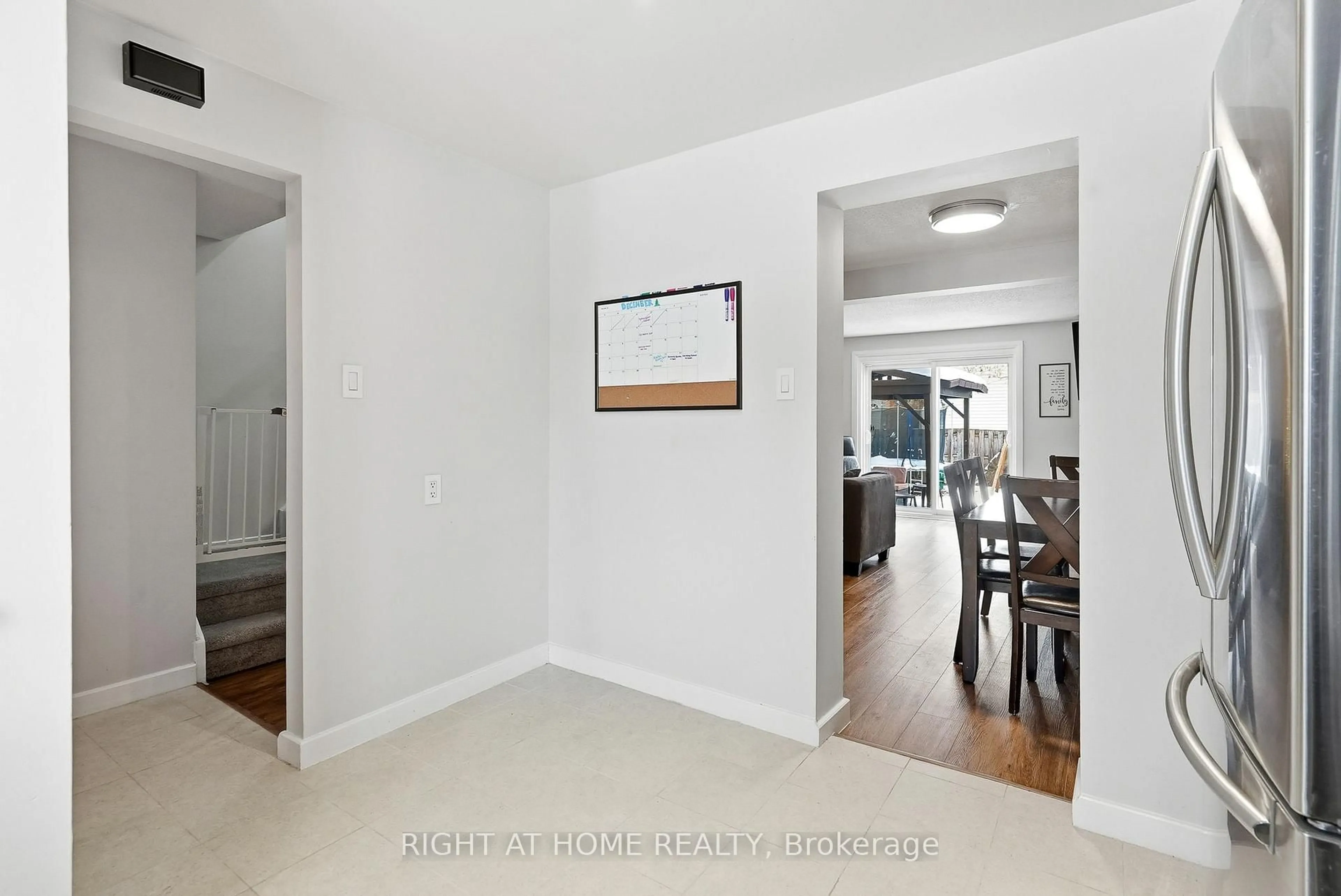 Unknown for 1633 Lafrance Dr, Ottawa Ontario K1E 2L7