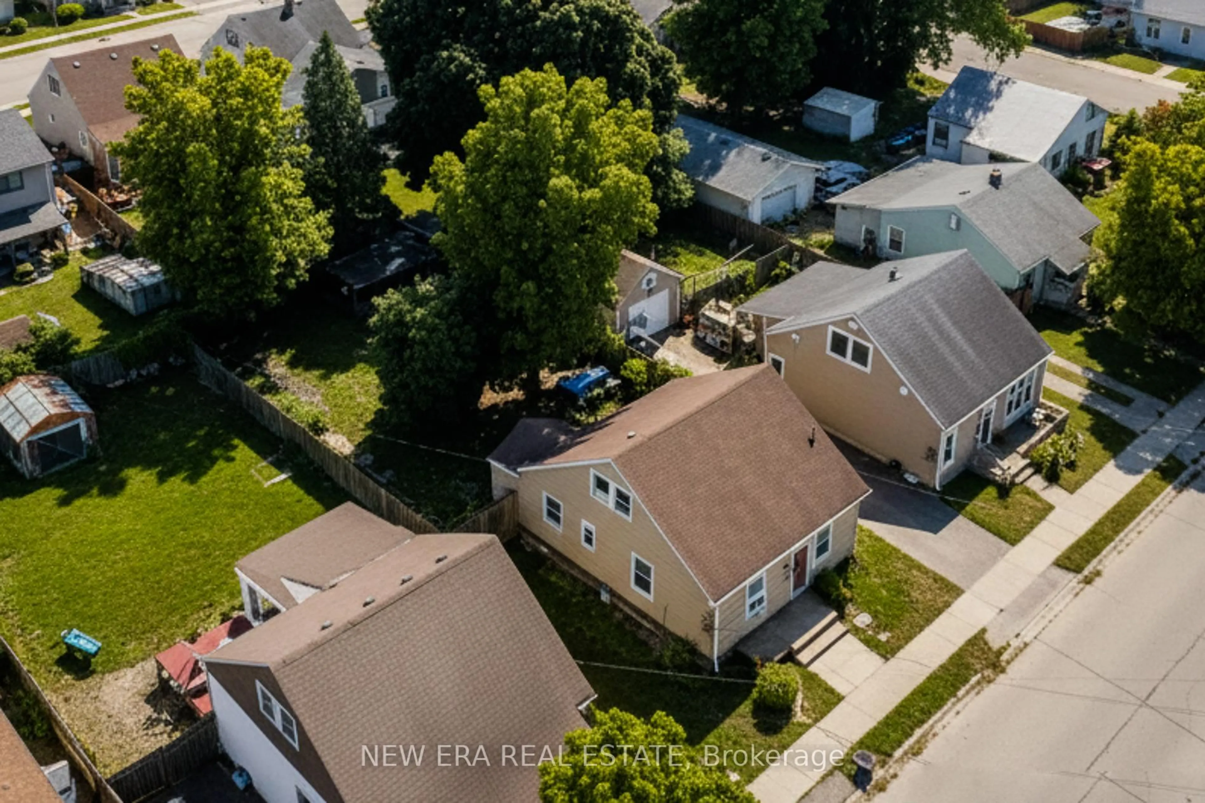 A pic from outside/outdoor area/front of a property/back of a property/a pic from drone, street for 54 Eighth Ave, Brantford Ontario N3S 1C3