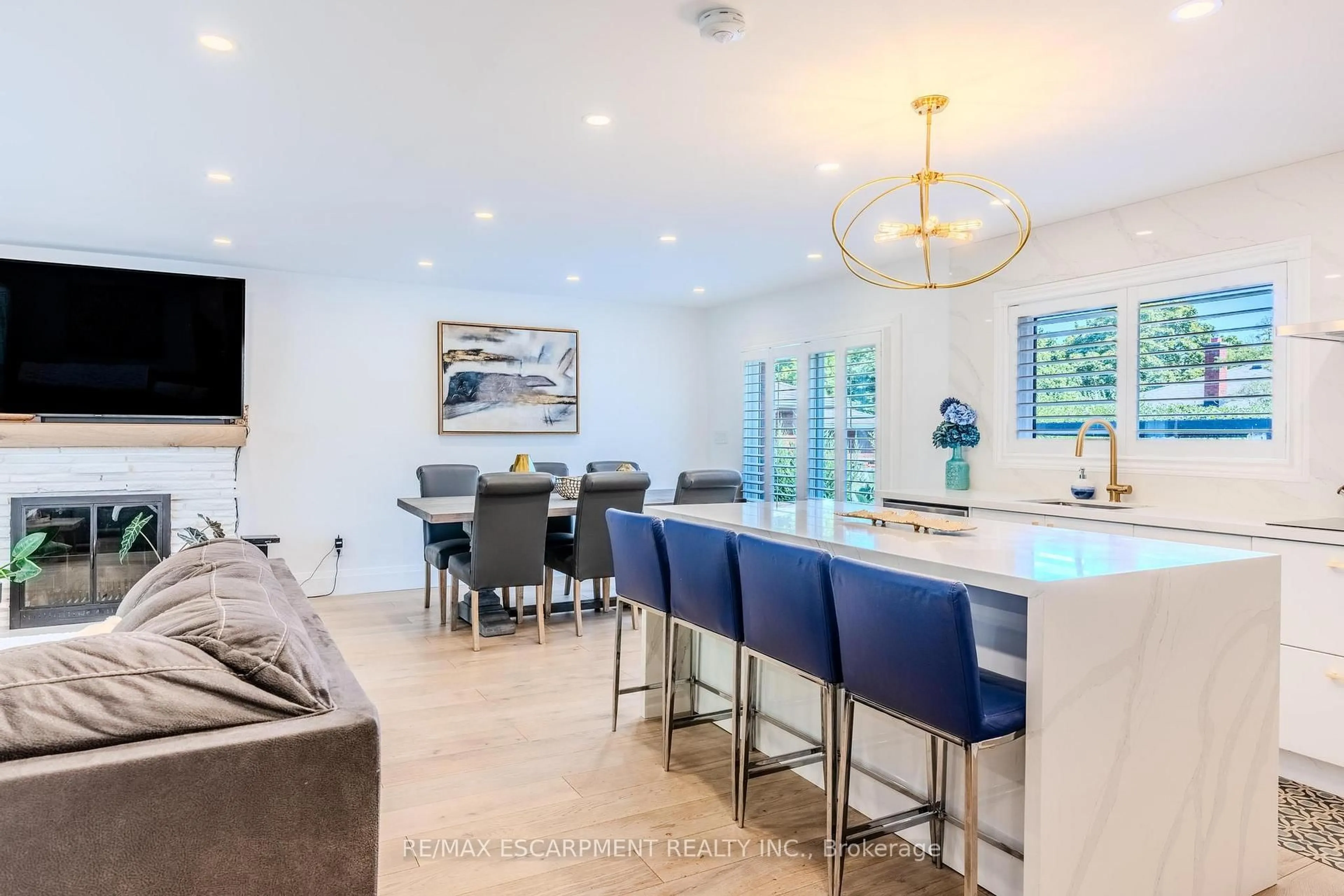 Open concept kitchen, ceramic/tile floor for 23 West Hampton Rd, St. Catharines Ontario L2T 3E6