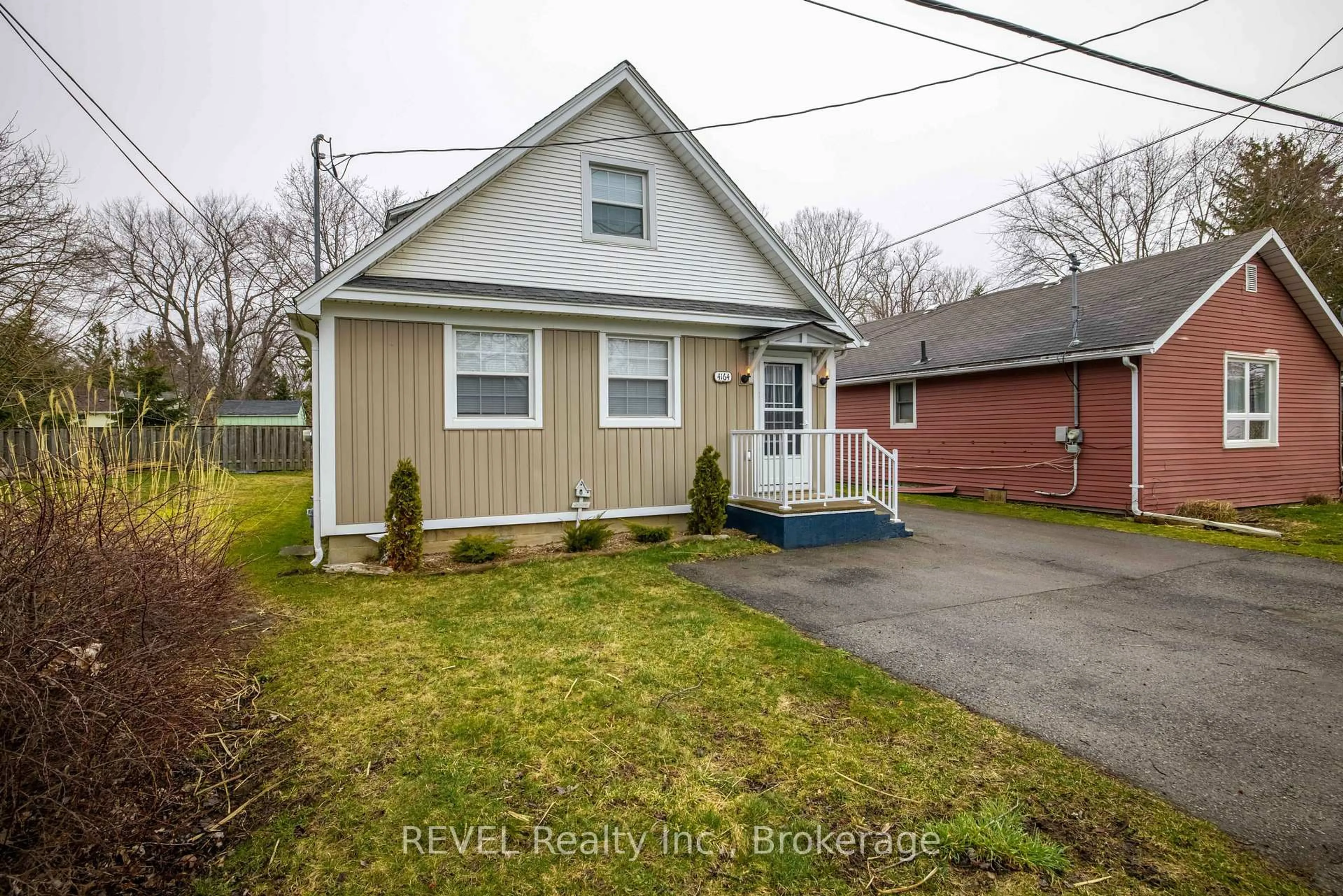 A pic from outside/outdoor area/front of a property/back of a property/a pic from drone, street for 4164 Smalls Rd, Fort Erie Ontario L0S 1B0