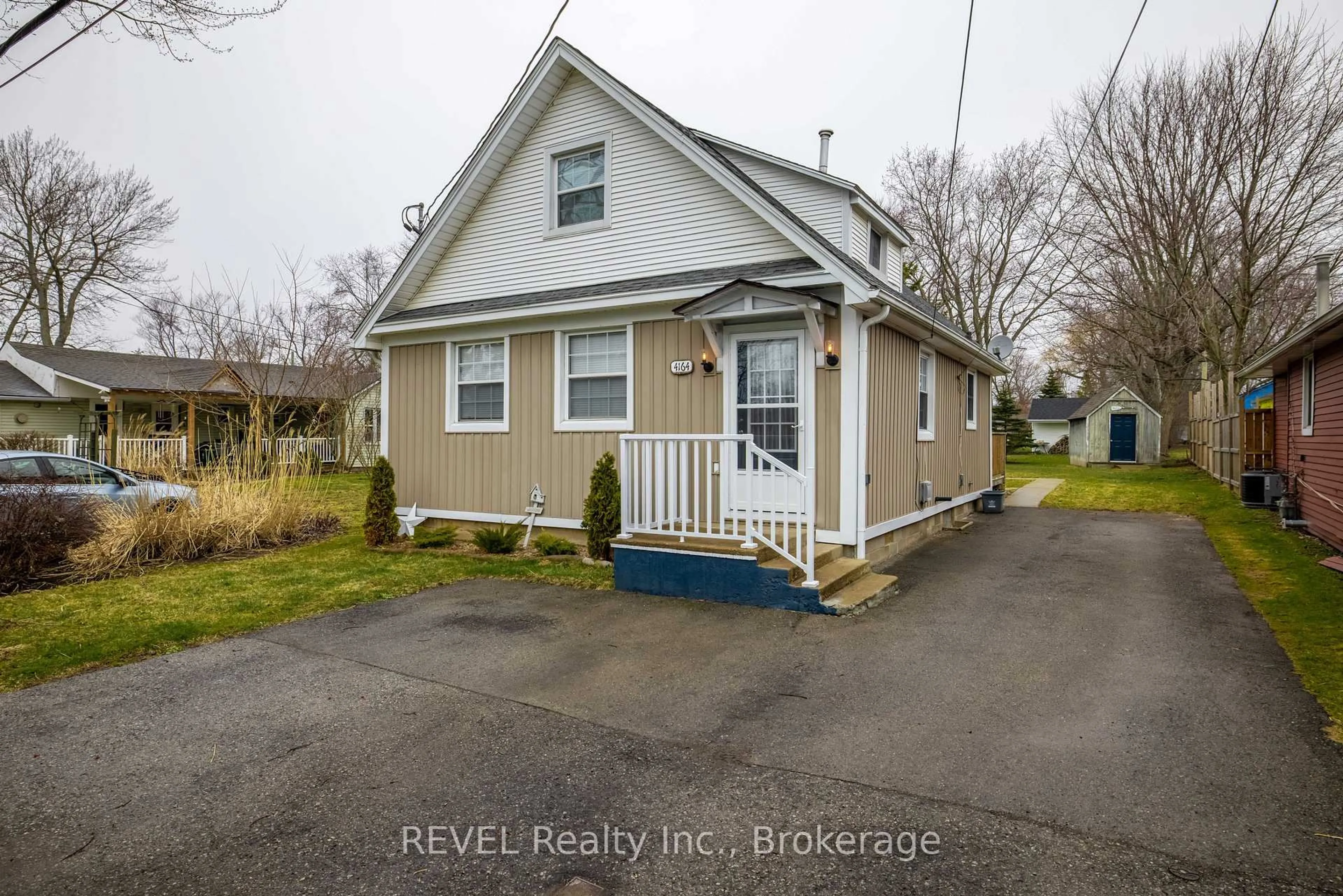 A pic from outside/outdoor area/front of a property/back of a property/a pic from drone, street for 4164 Smalls Rd, Fort Erie Ontario L0S 1B0
