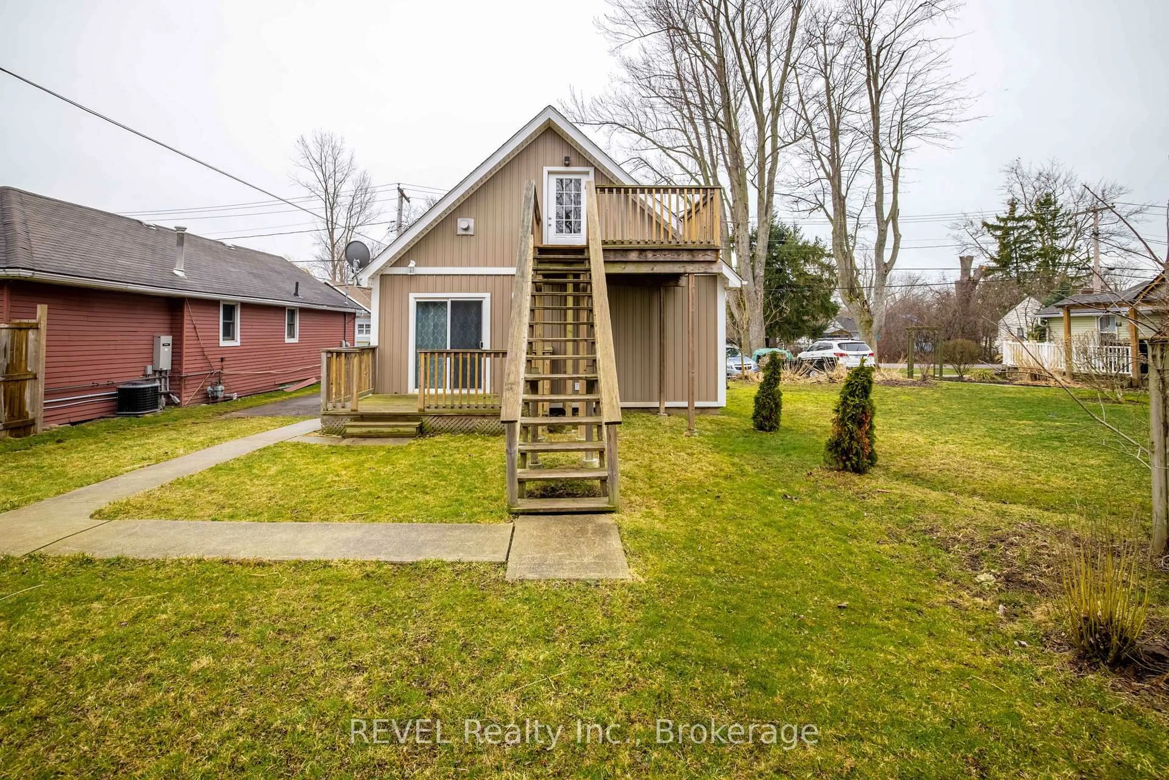 A pic from outside/outdoor area/front of a property/back of a property/a pic from drone, street for 4164 Smalls Rd, Fort Erie Ontario L0S 1B0
