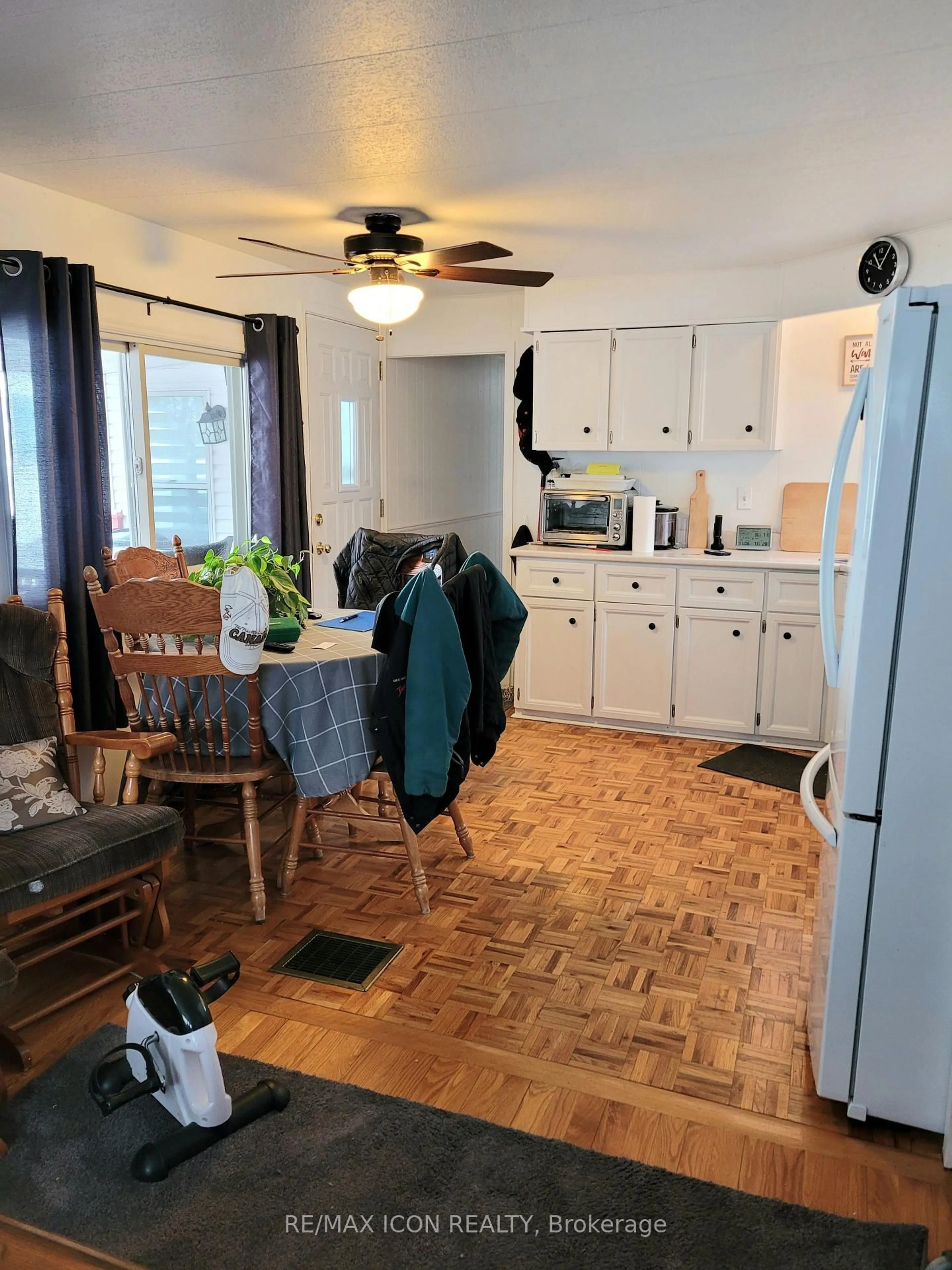 A pic of a room for 1940 London Line #13, Sarnia Ontario N7V 1B5