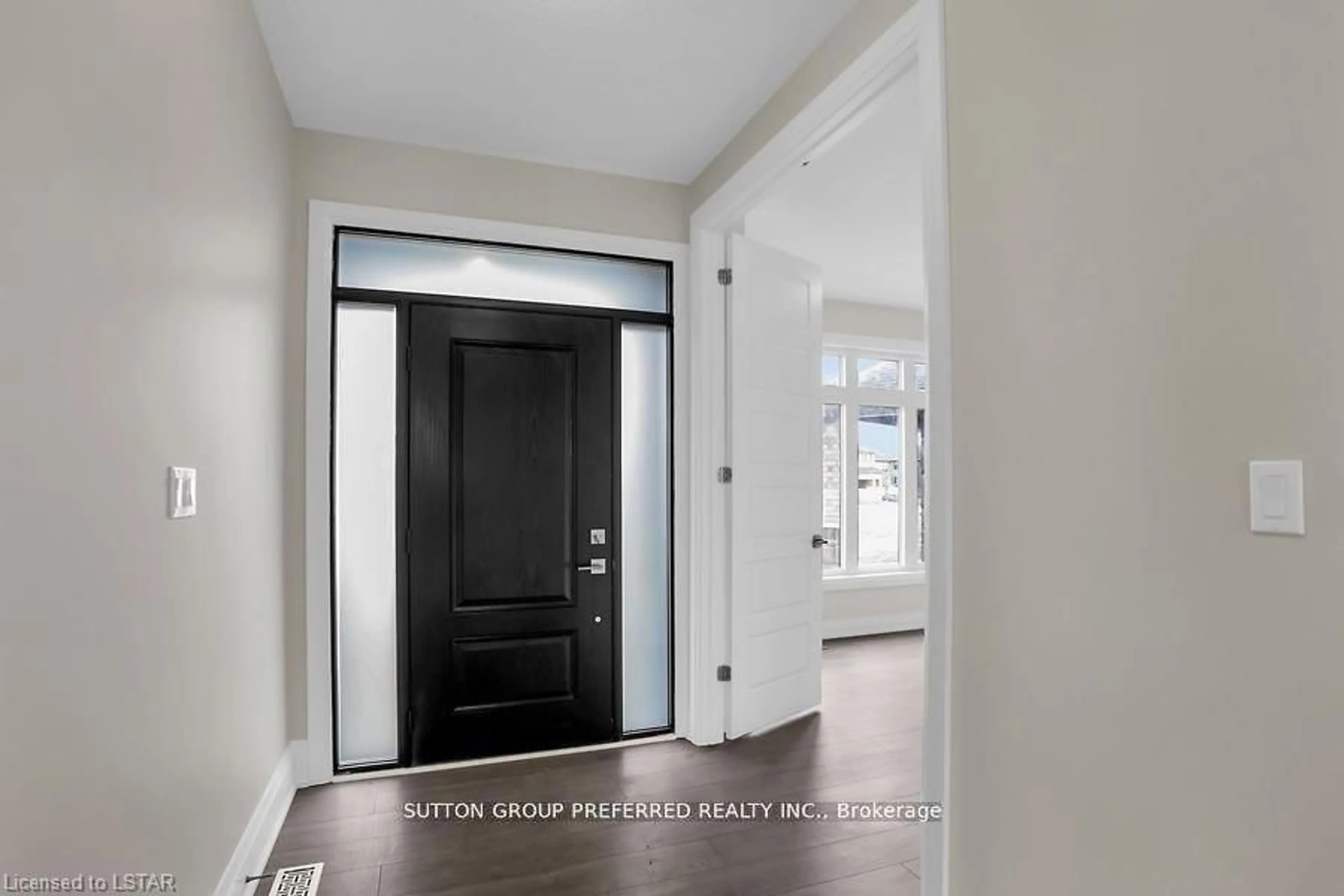 Indoor entryway for 252 LEITCH St, Dutton/Dunwich Ontario N0L 1J0