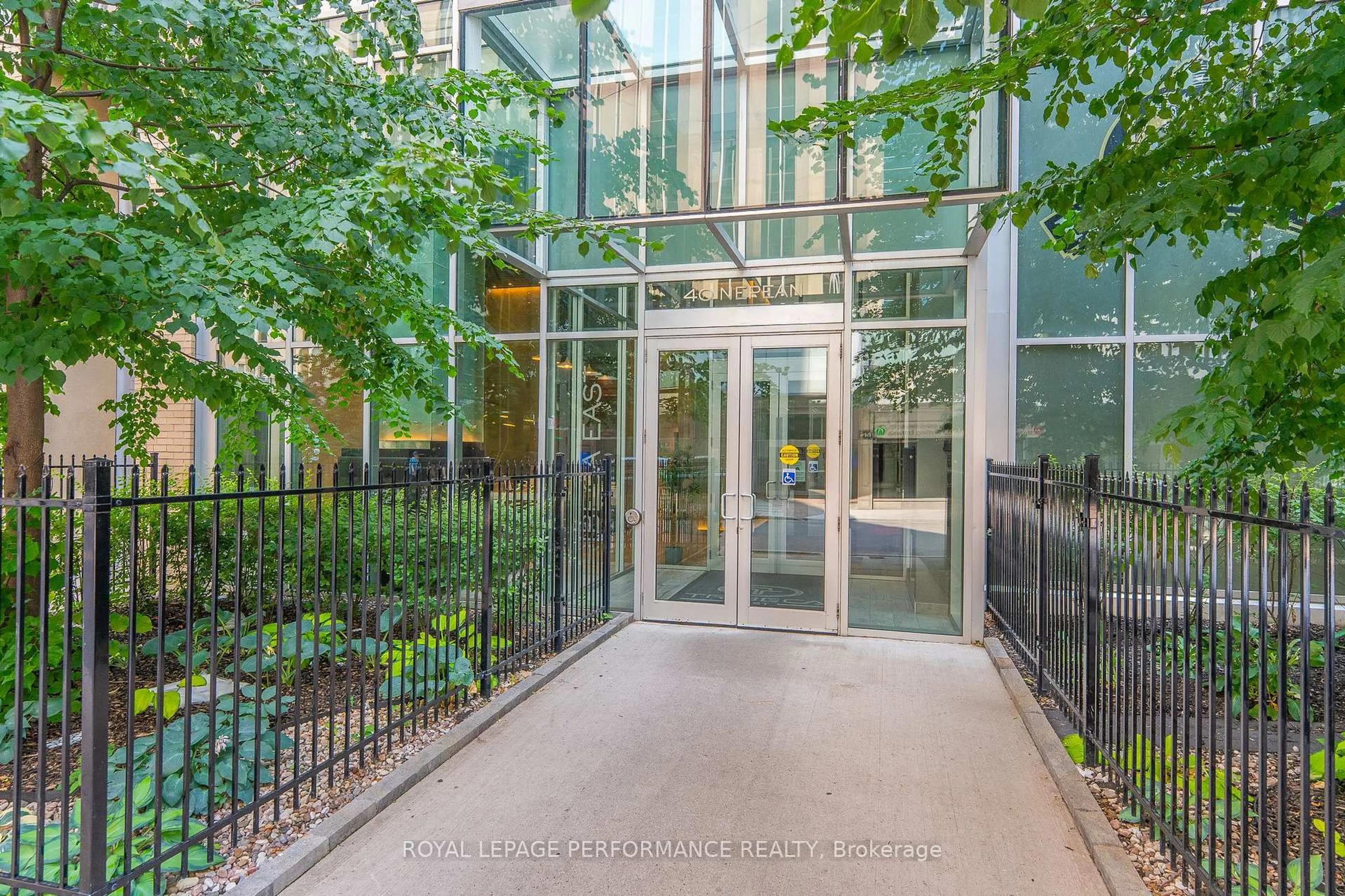 Indoor foyer for 40 Nepean St #1305, Ottawa Ontario K2P 0X5