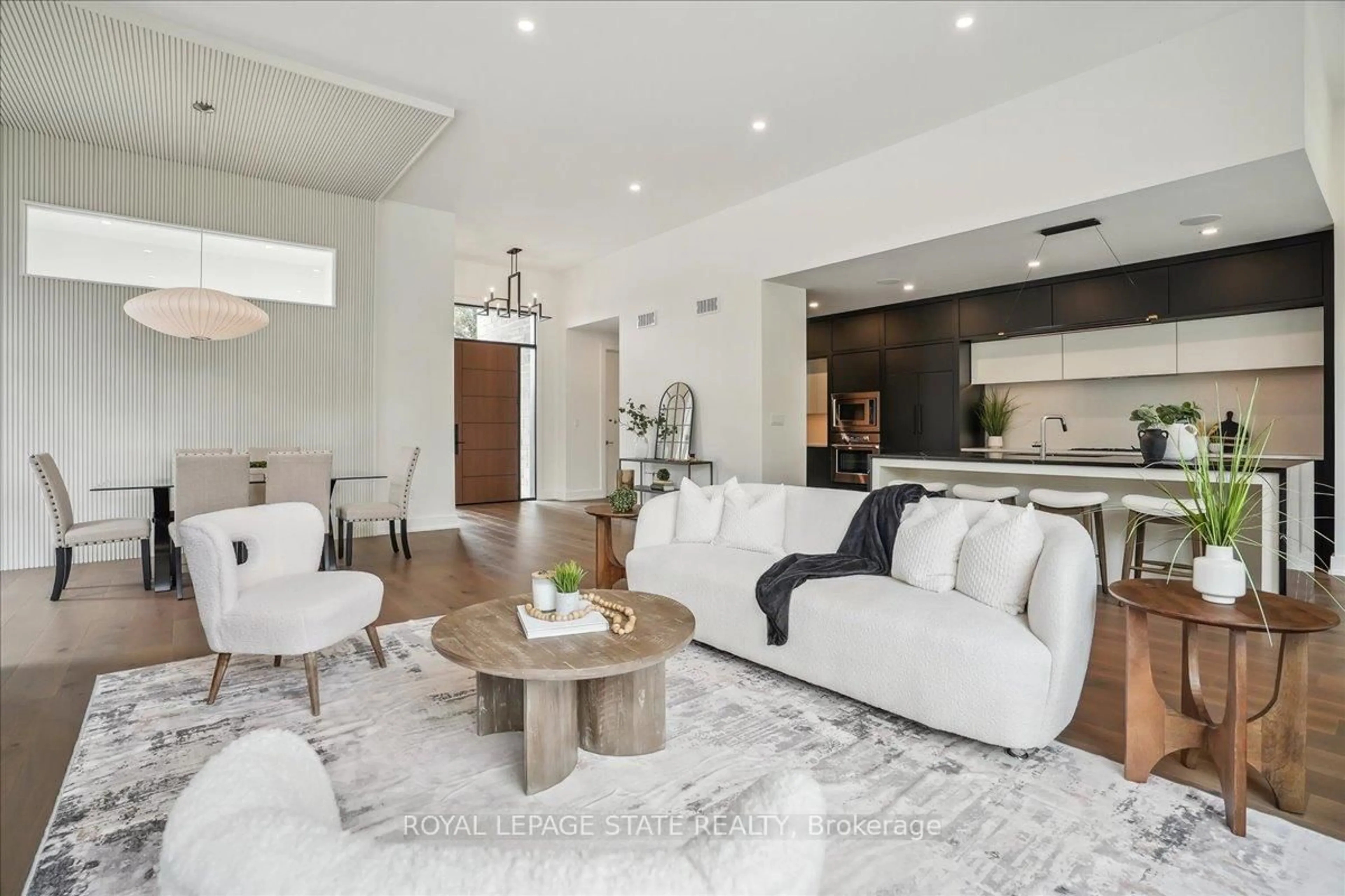 Living room with furniture, unknown for 1613G Lookout St, Pelham Ontario L3E 0V2