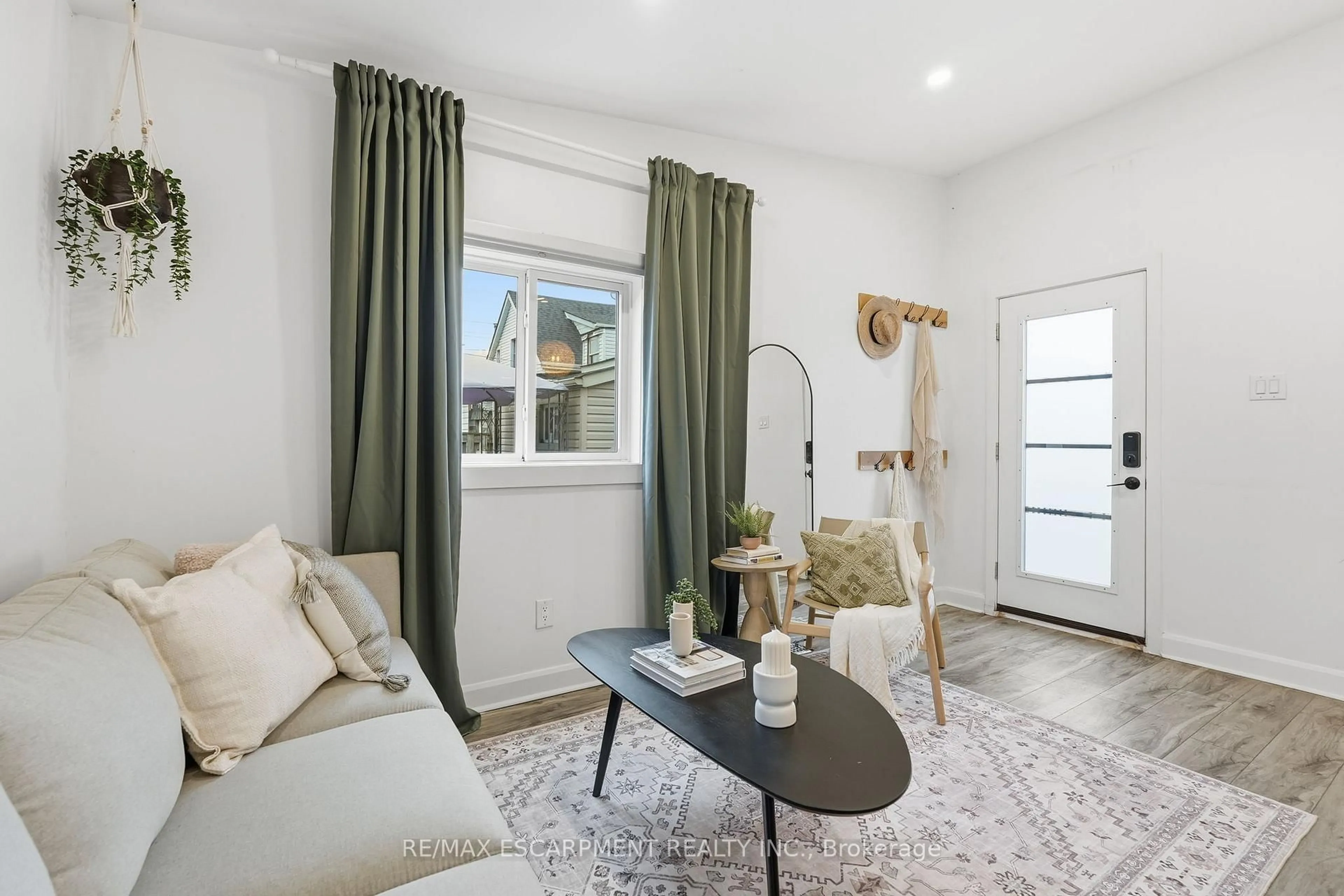 Living room with furniture, unknown for 48 Frederick Ave, Hamilton Ontario L8H 4K4