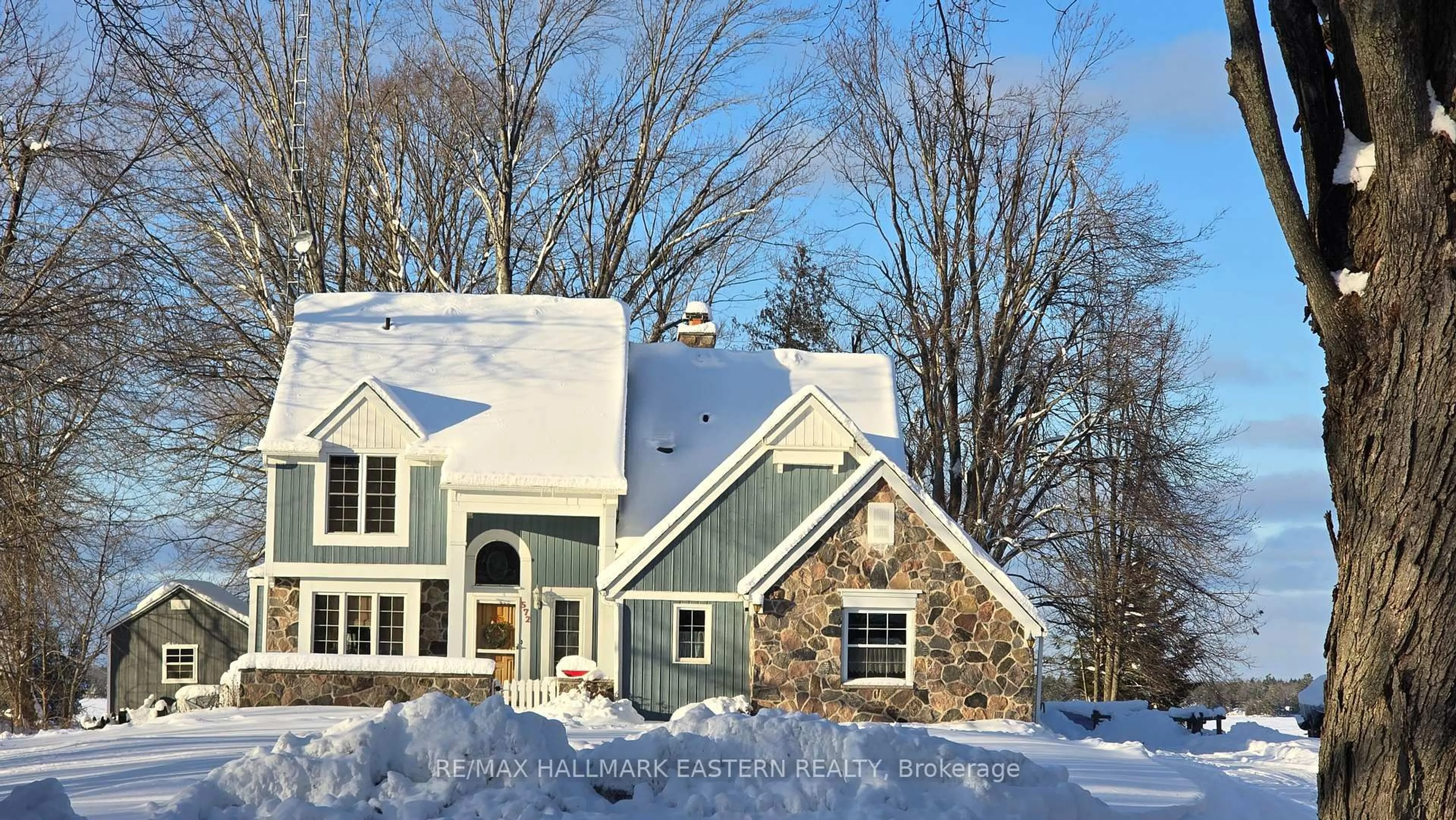 Home with vinyl exterior material, street for 572 Round Lake Rd, Havelock-Belmont-Methuen Ontario K0L 1Z0