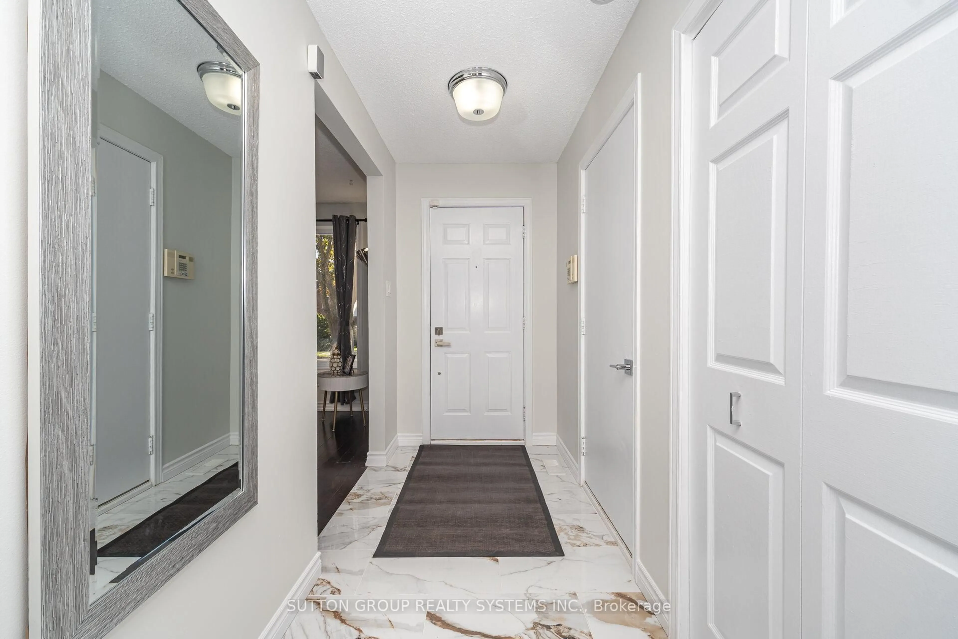 Indoor entryway for 324 IRONWOOD Rd, Guelph Ontario N1G 3G3
