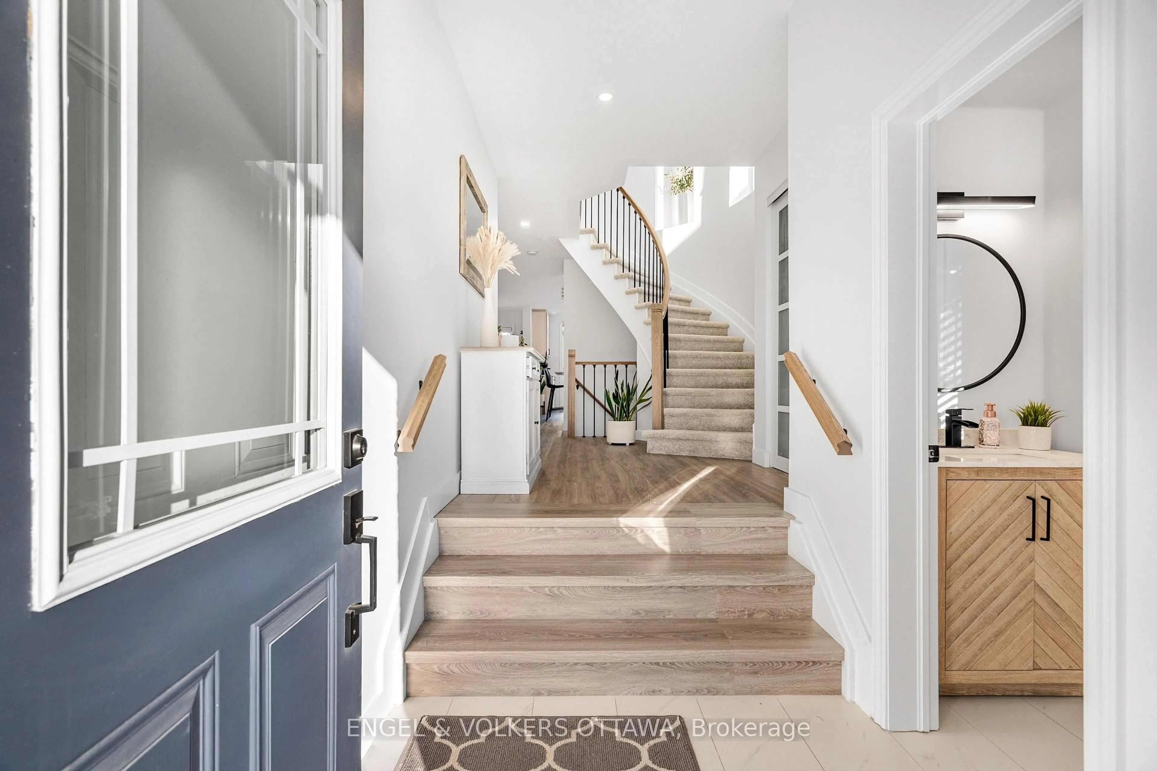 Indoor entryway for 506 Allegro Way, Ottawa Ontario K4A 0H6