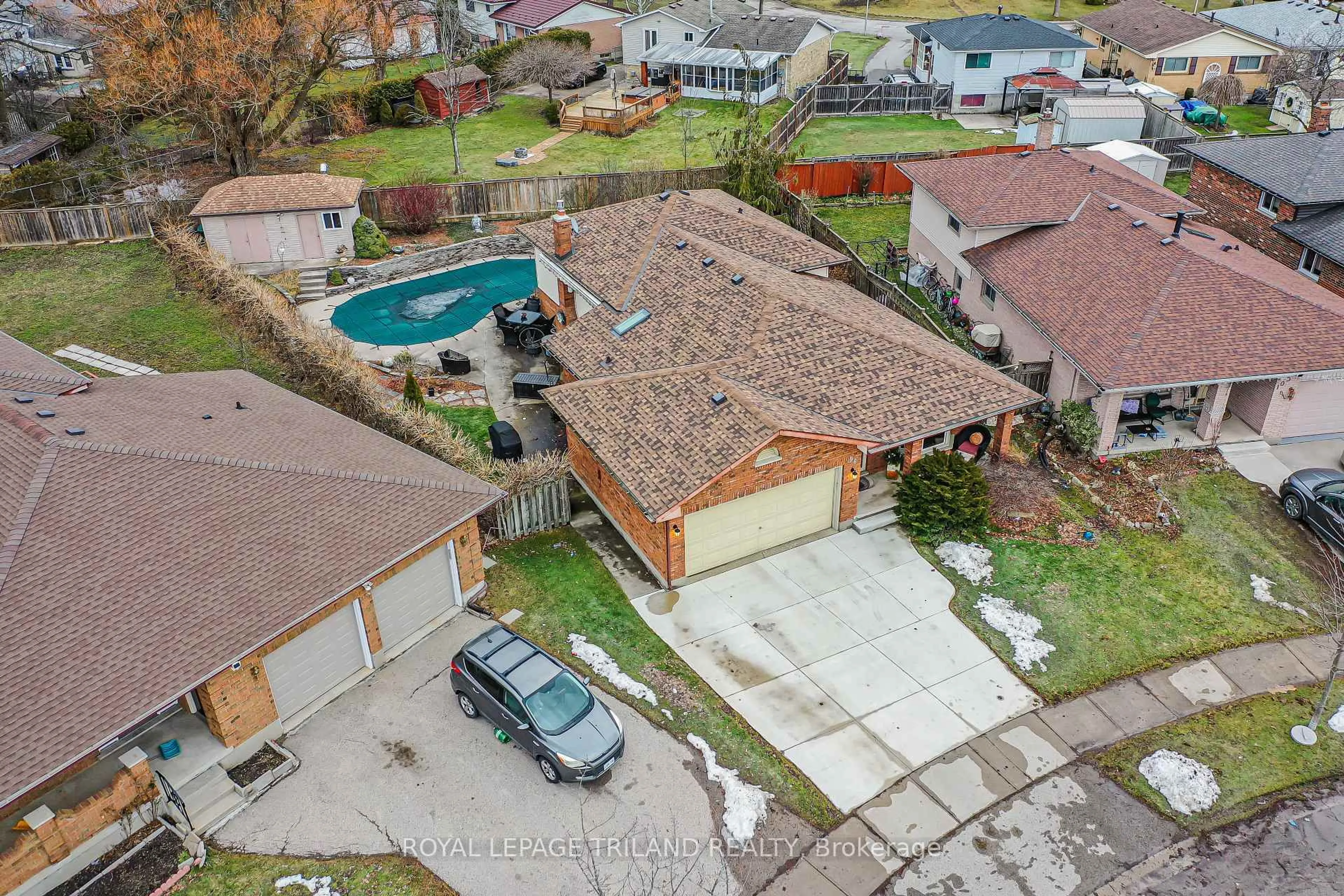 A pic from outside/outdoor area/front of a property/back of a property/a pic from drone, street for 96 Golfdale Cres, London South Ontario N6C 5P5