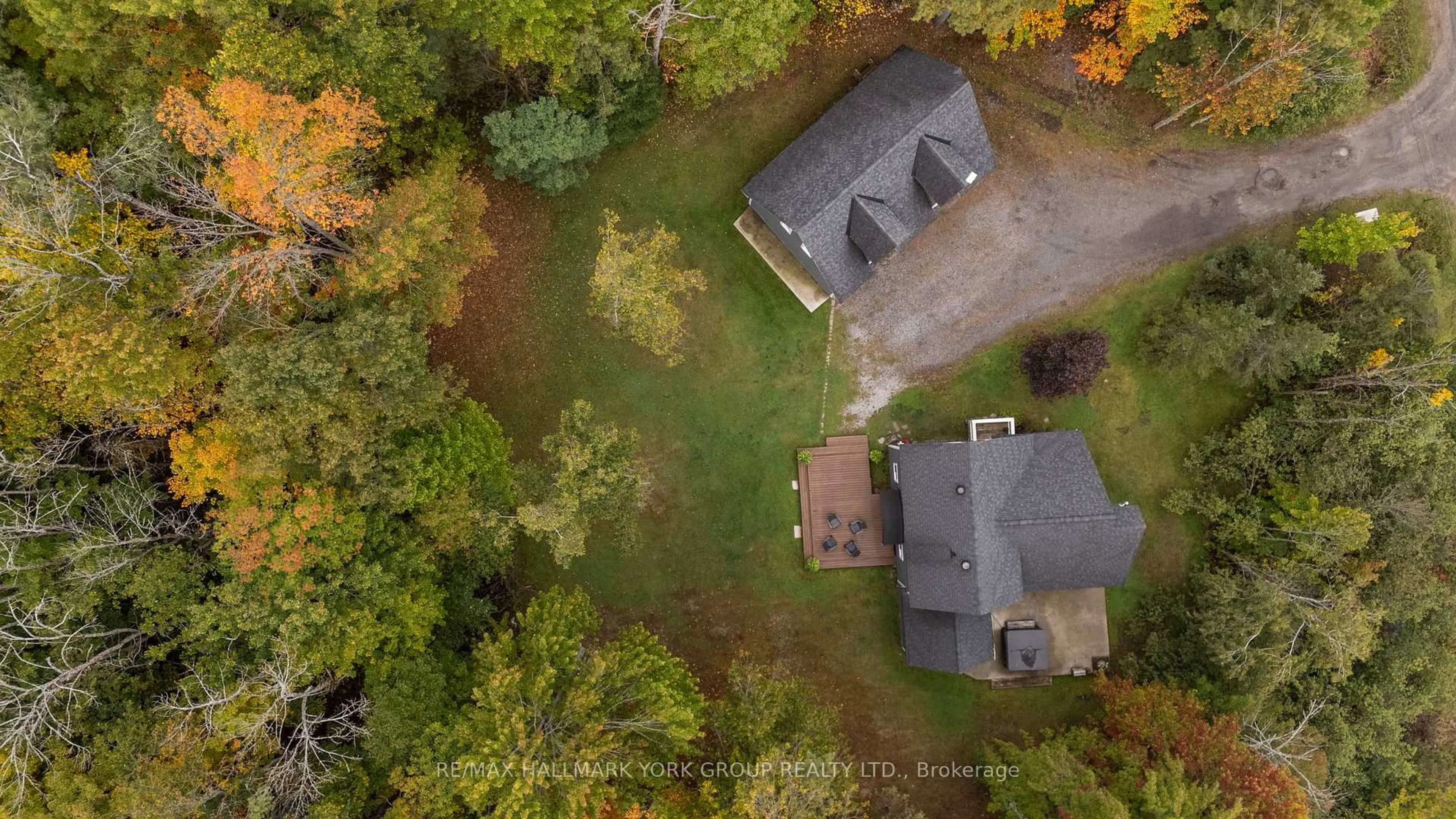 A pic from outside/outdoor area/front of a property/back of a property/a pic from drone, unknown for 1628 Muskoka Rd, Gravenhurst Ontario P1P 1R5