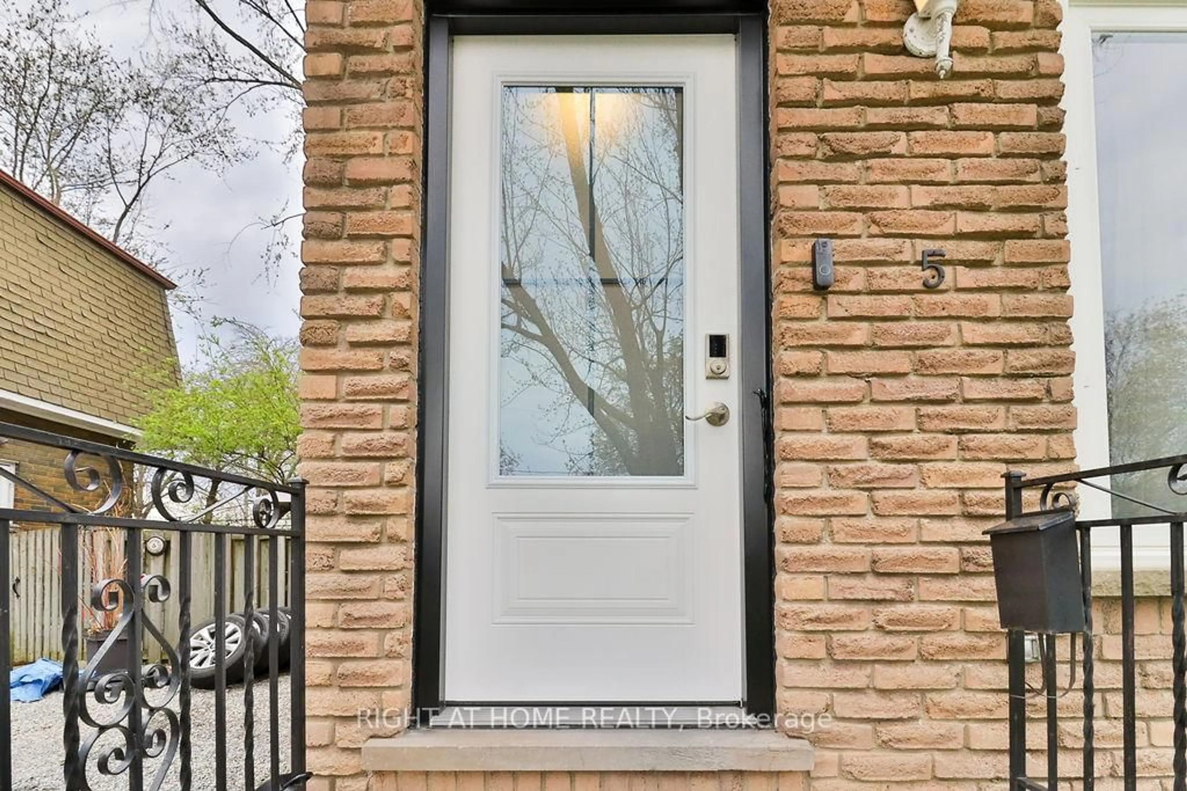 Indoor entryway for 5 PRINCE PAUL Cres, St. Catharines Ontario L2N 3A8