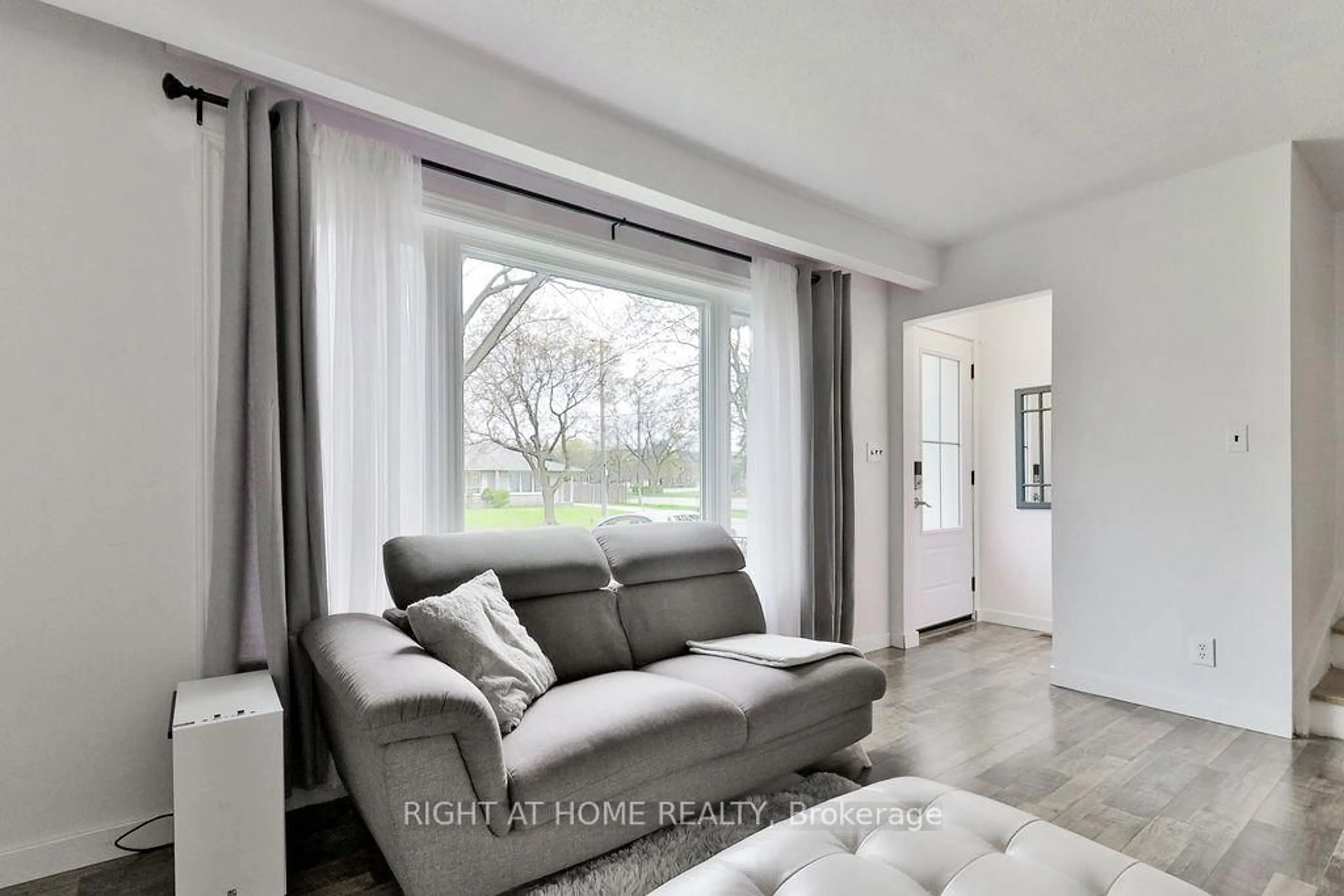 Living room with furniture, unknown for 5 PRINCE PAUL Cres, St. Catharines Ontario L2N 3A8