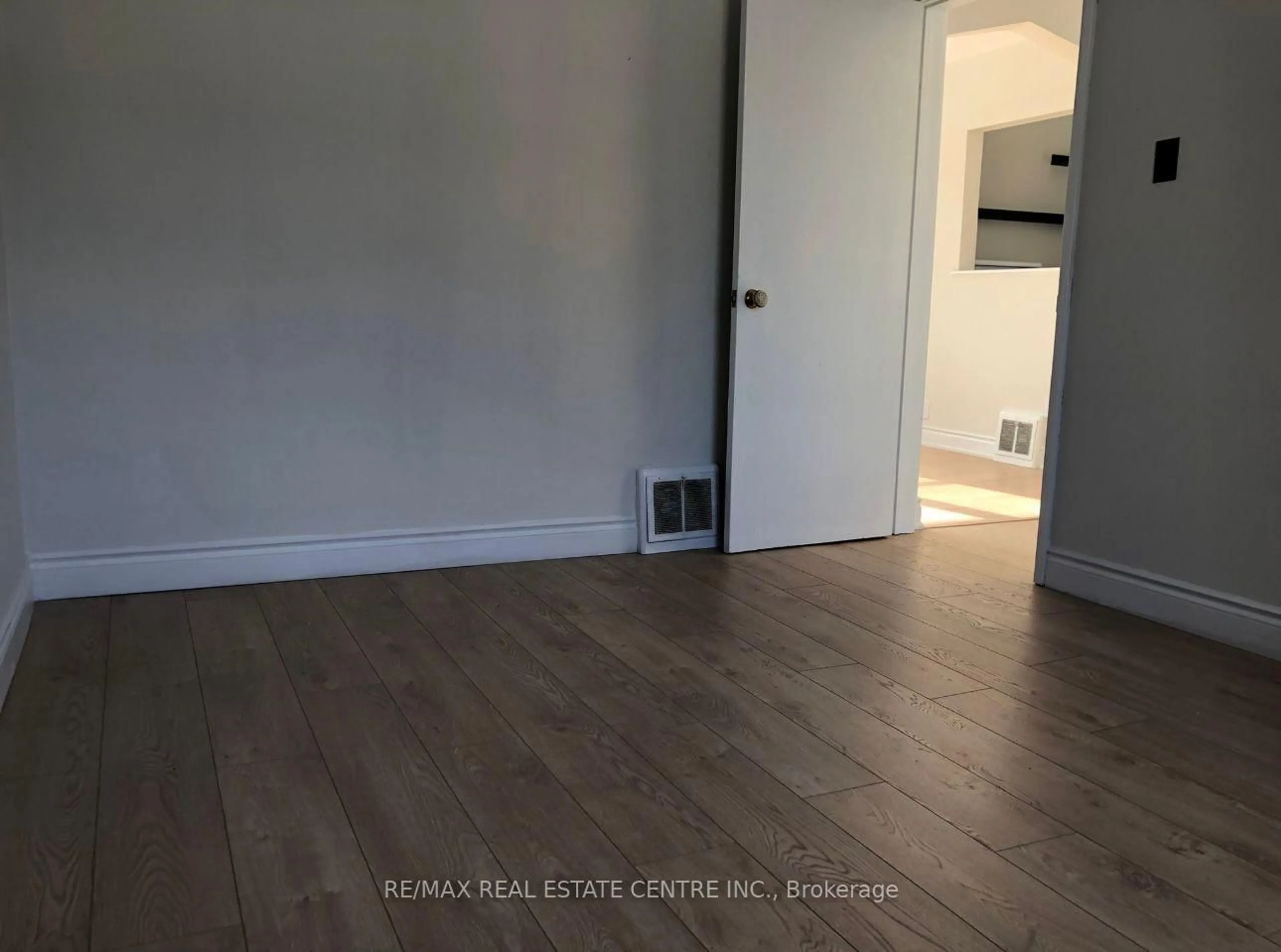 A pic of a room for 25 Hayes Ave, Hamilton Ontario L8H 1M3