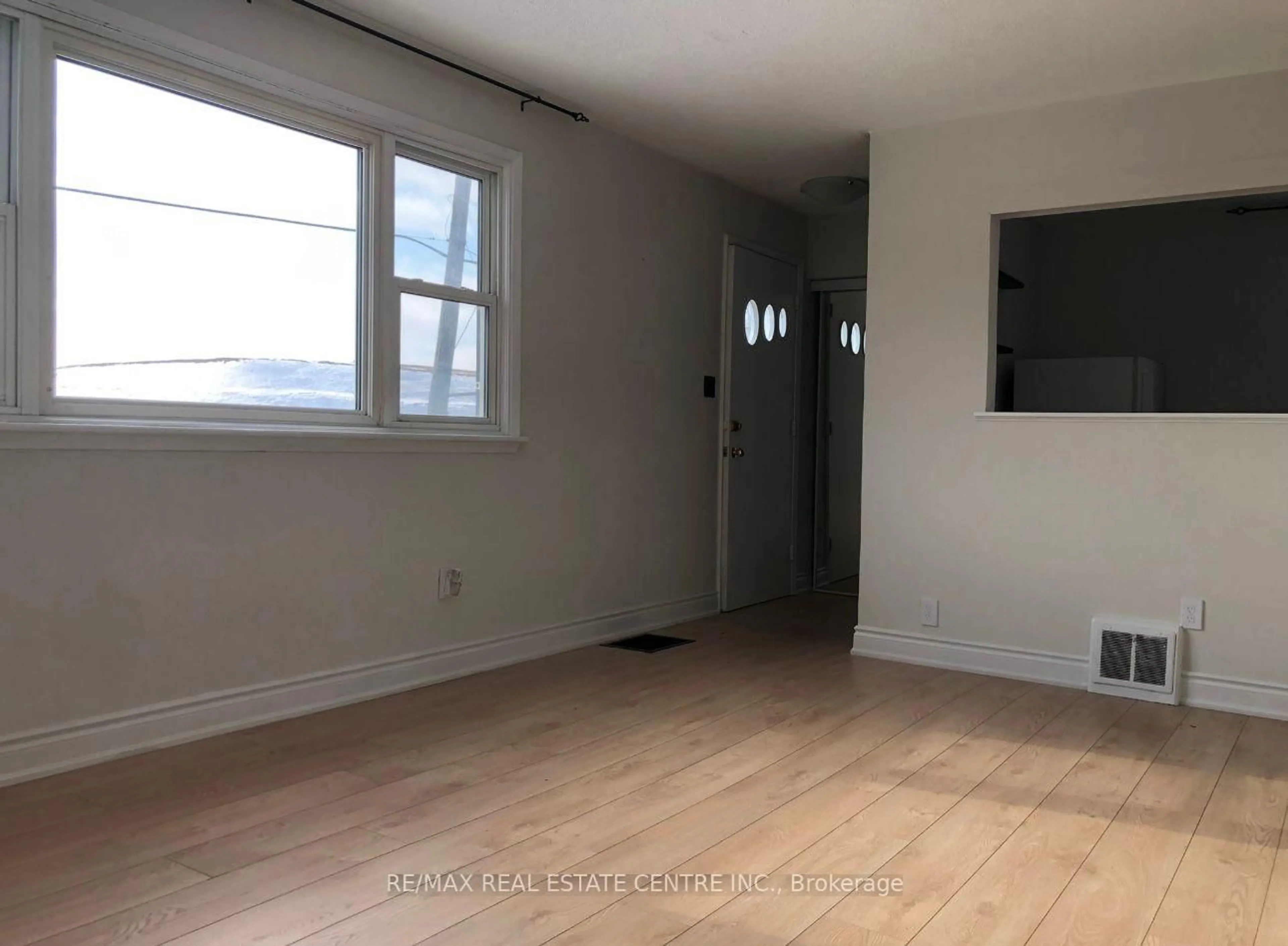 A pic of a room for 25 Hayes Ave, Hamilton Ontario L8H 1M3