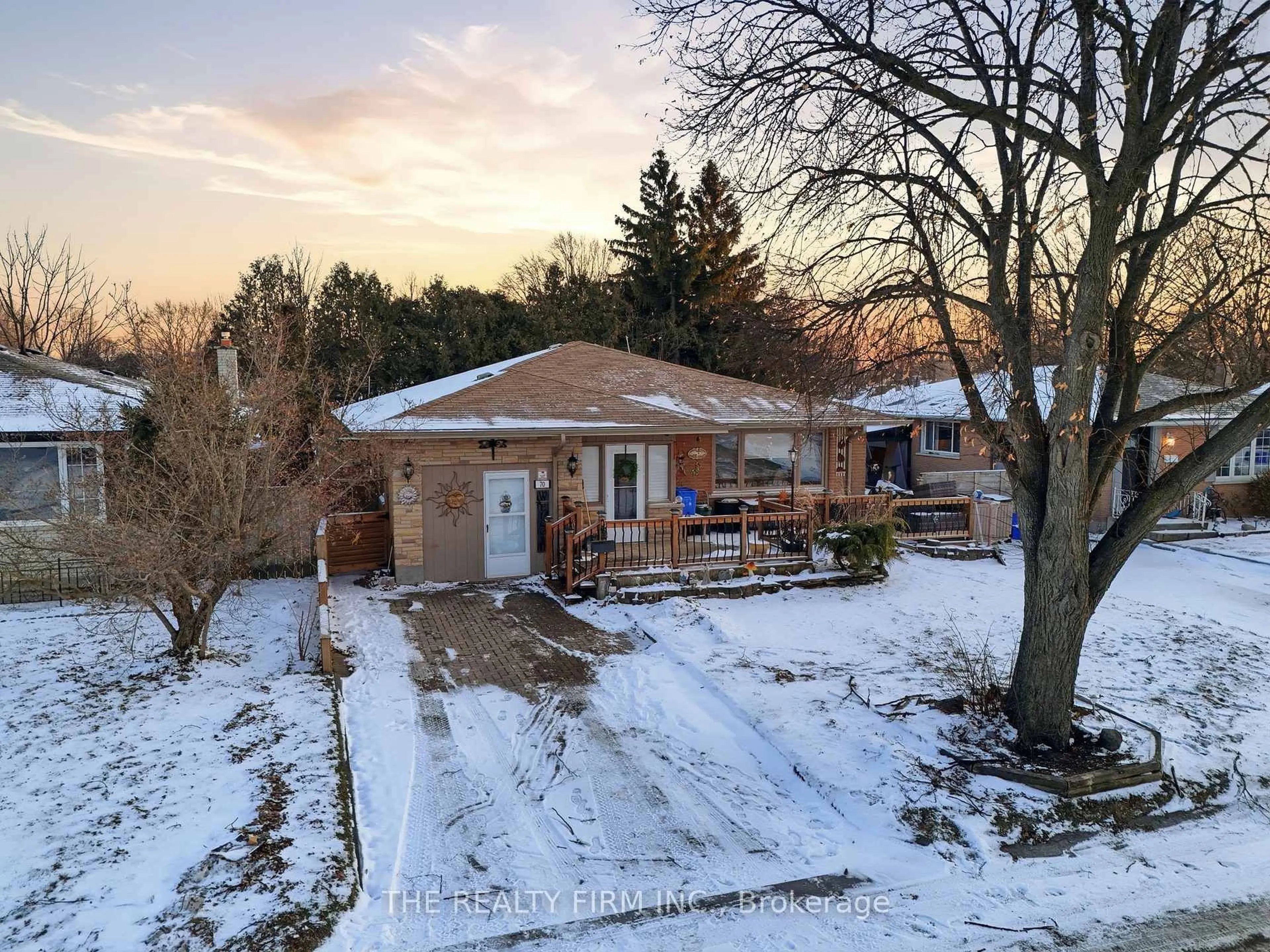 A pic from outside/outdoor area/front of a property/back of a property/a pic from drone, street for 70 Talavera Cres, London East Ontario N5V 1K8