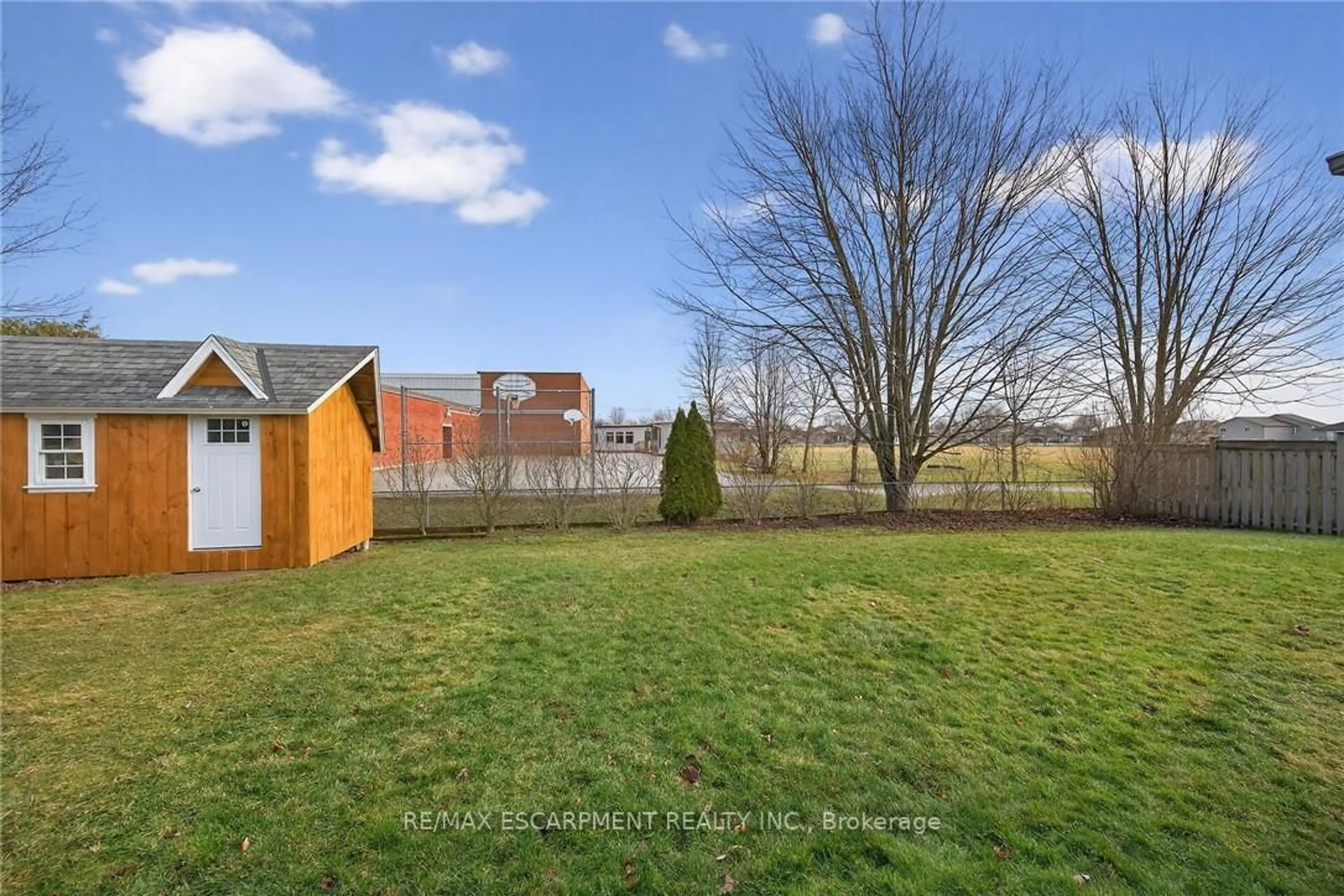 A pic from outside/outdoor area/front of a property/back of a property/a pic from drone, unknown for 33 Oak Cres, Haldimand Ontario N0A 1H0