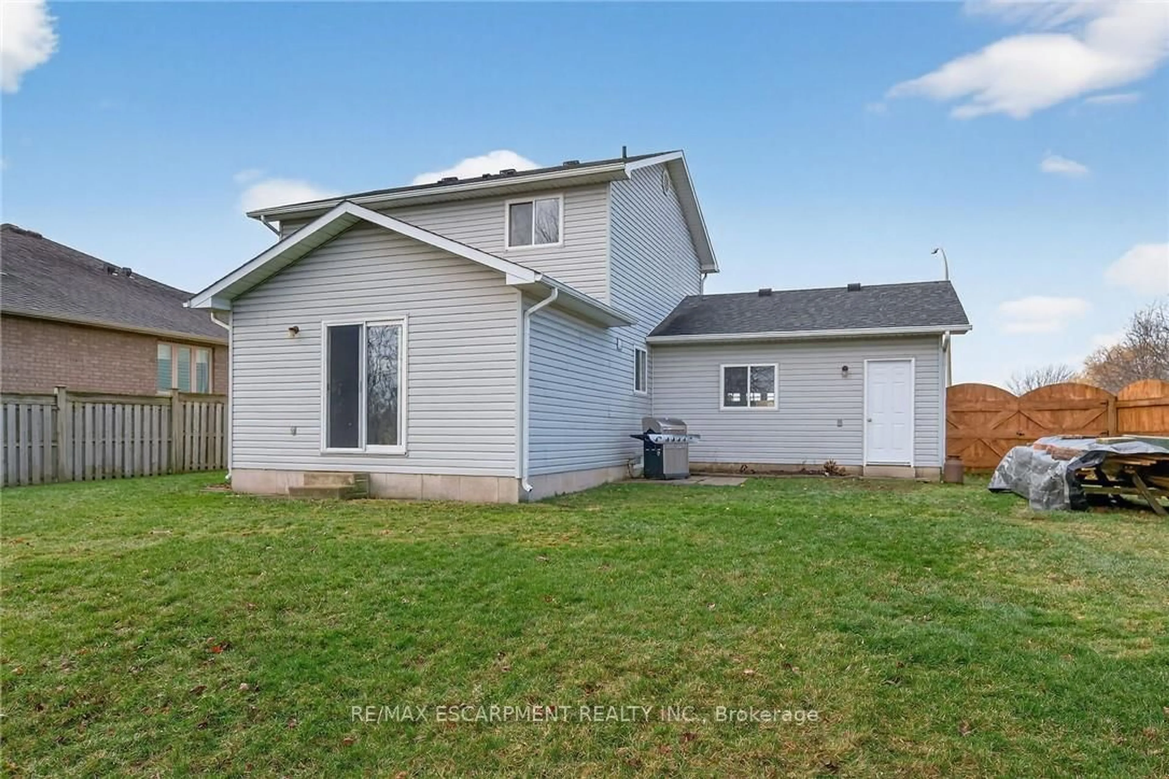 Home with vinyl exterior material, unknown for 33 Oak Cres, Haldimand Ontario N0A 1H0