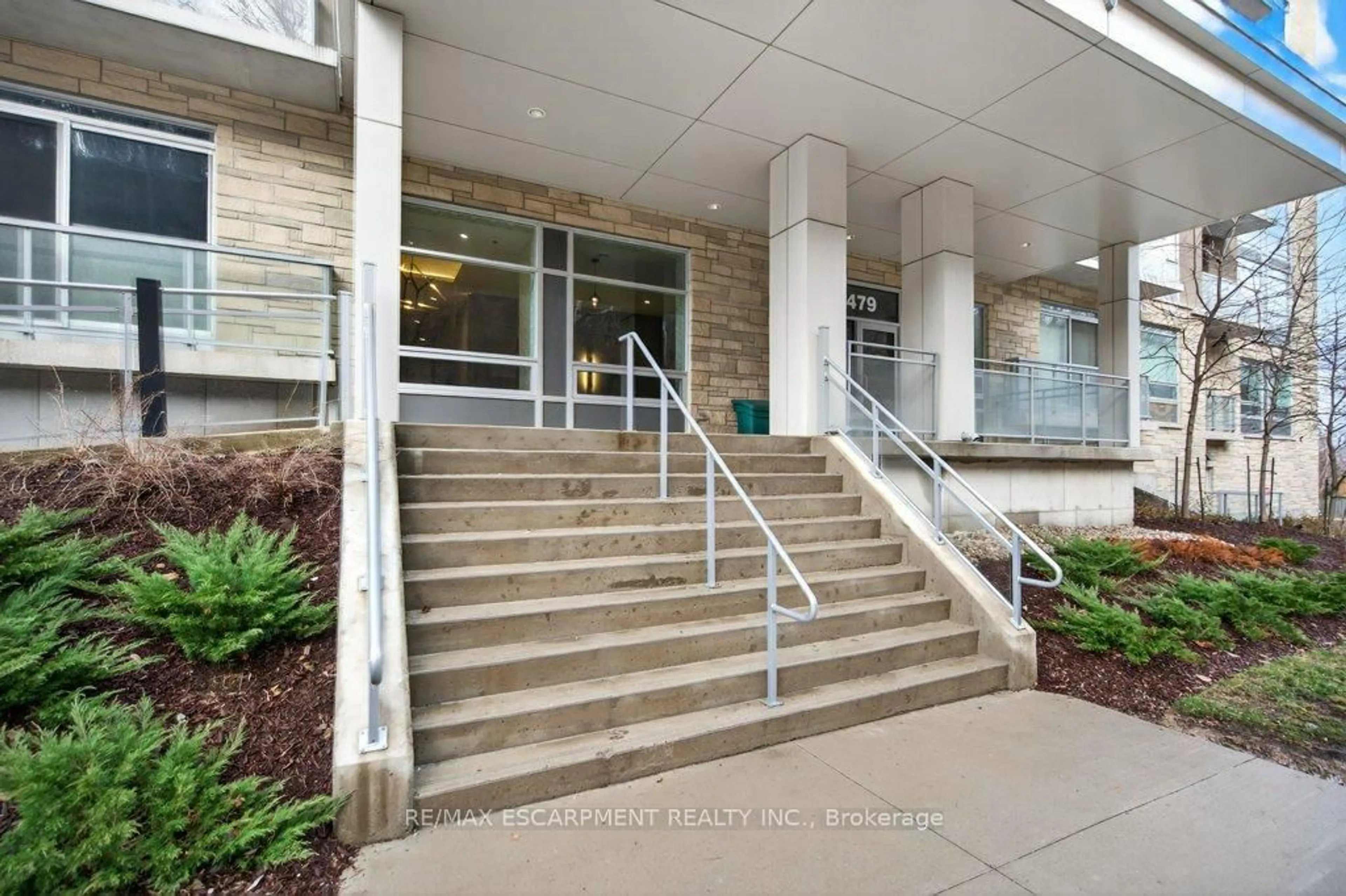 Indoor foyer for 479 Charlton Ave #209, Hamilton Ontario L8N 0B4