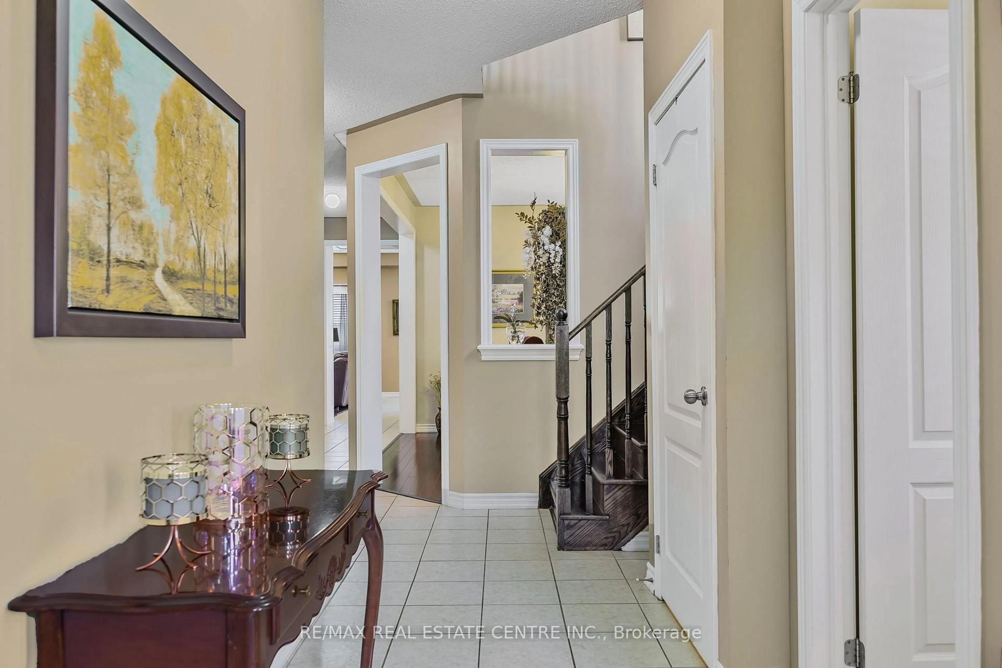 Indoor entryway for 904 O'Reilly Cres, Shelburne Ontario L9V 2S7