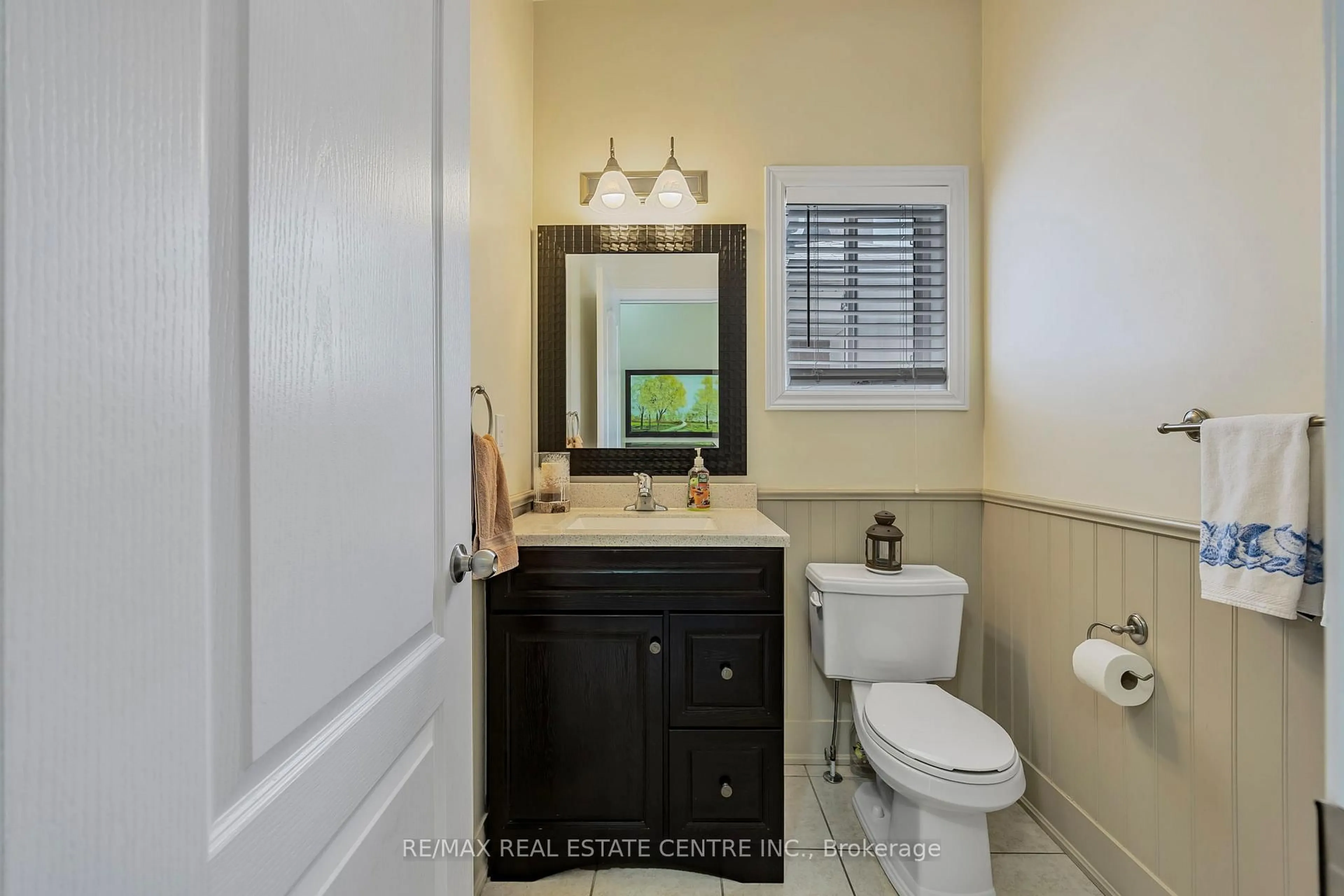 Standard bathroom, ceramic/tile floor for 904 O'Reilly Cres, Shelburne Ontario L9V 2S7