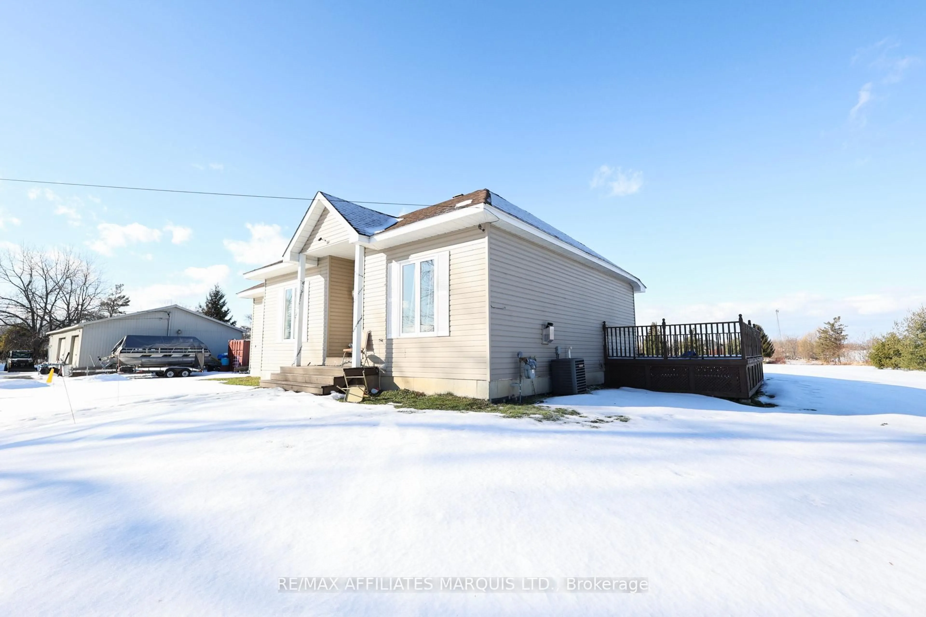 Home with vinyl exterior material, unknown for 19249 County Road 2 Rd, South Glengarry Ontario K0C 2E0