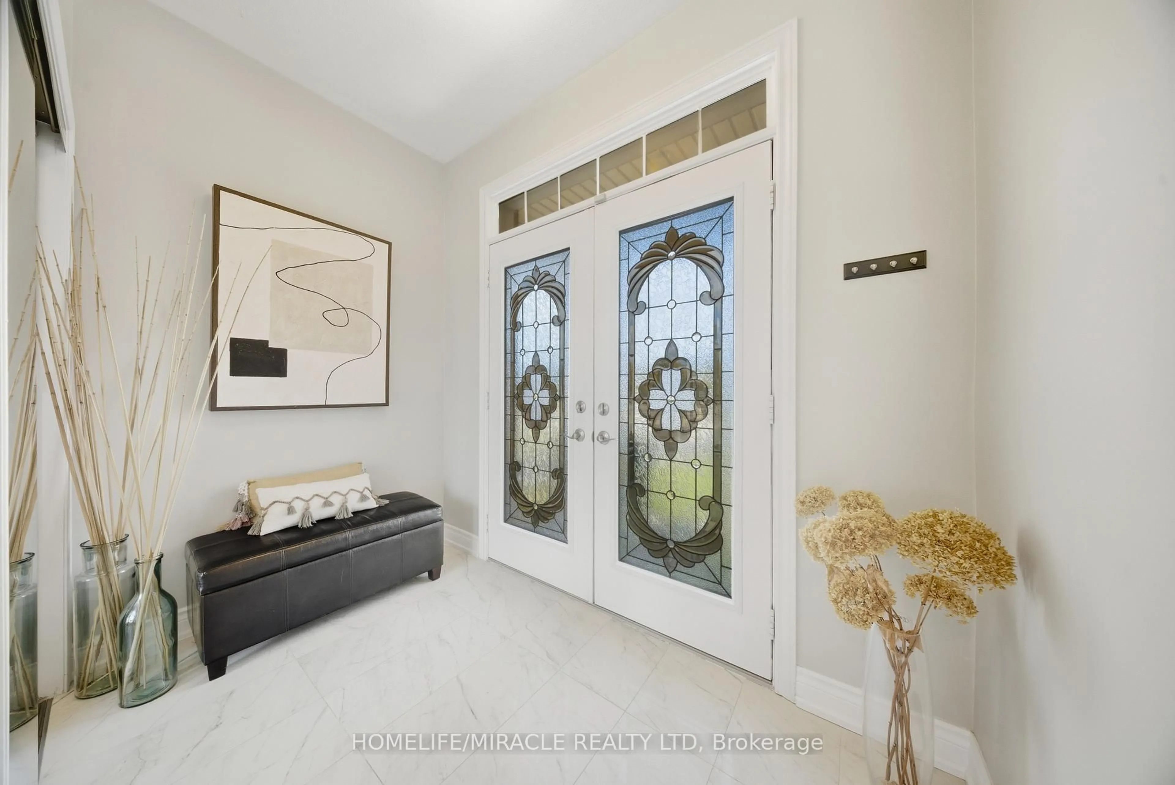 Indoor entryway for 8 Summerberry Way, Hamilton Ontario L9B 0G2