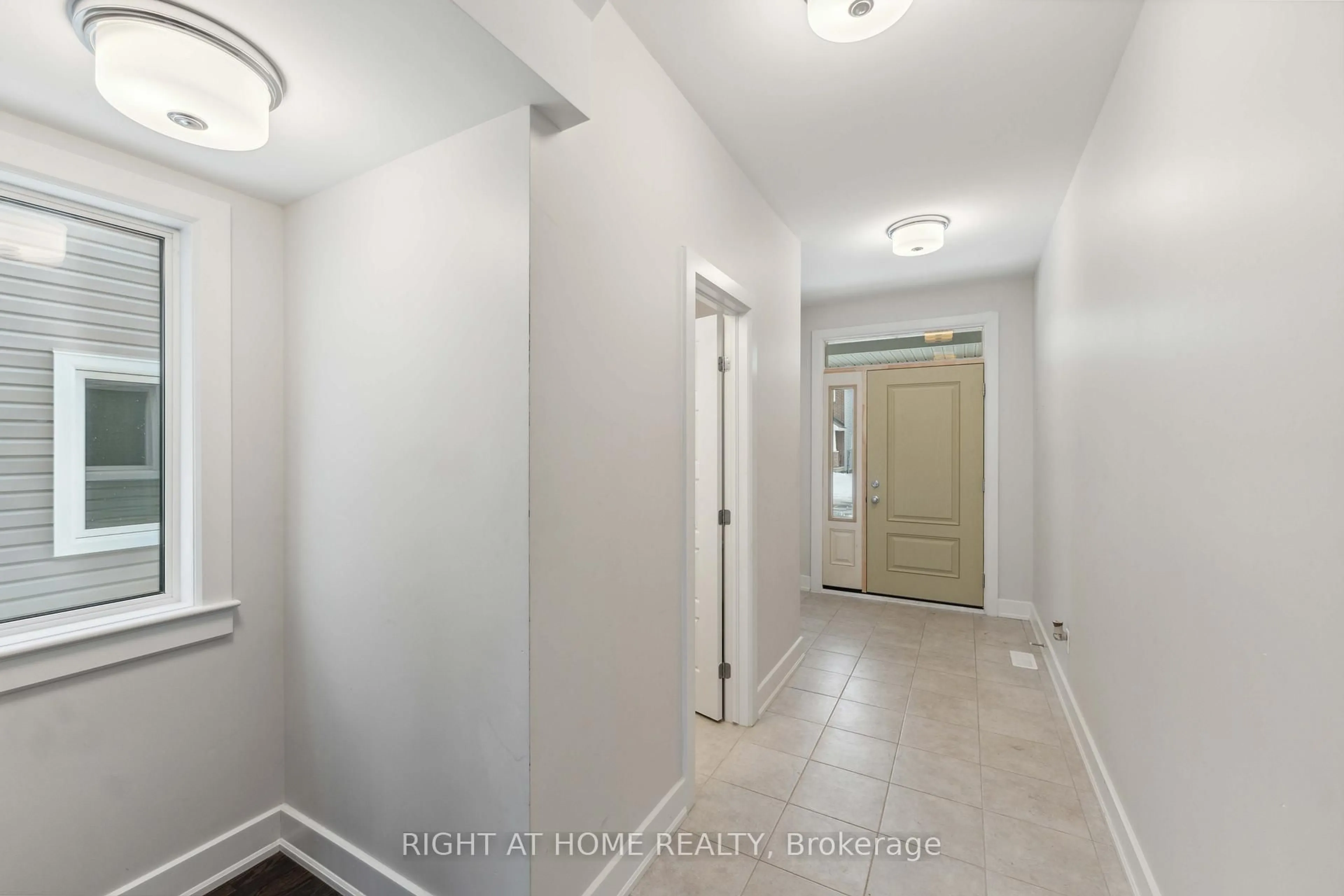 Indoor entryway for 632 Moonflower Cres, Ottawa Ontario K1T 0X8