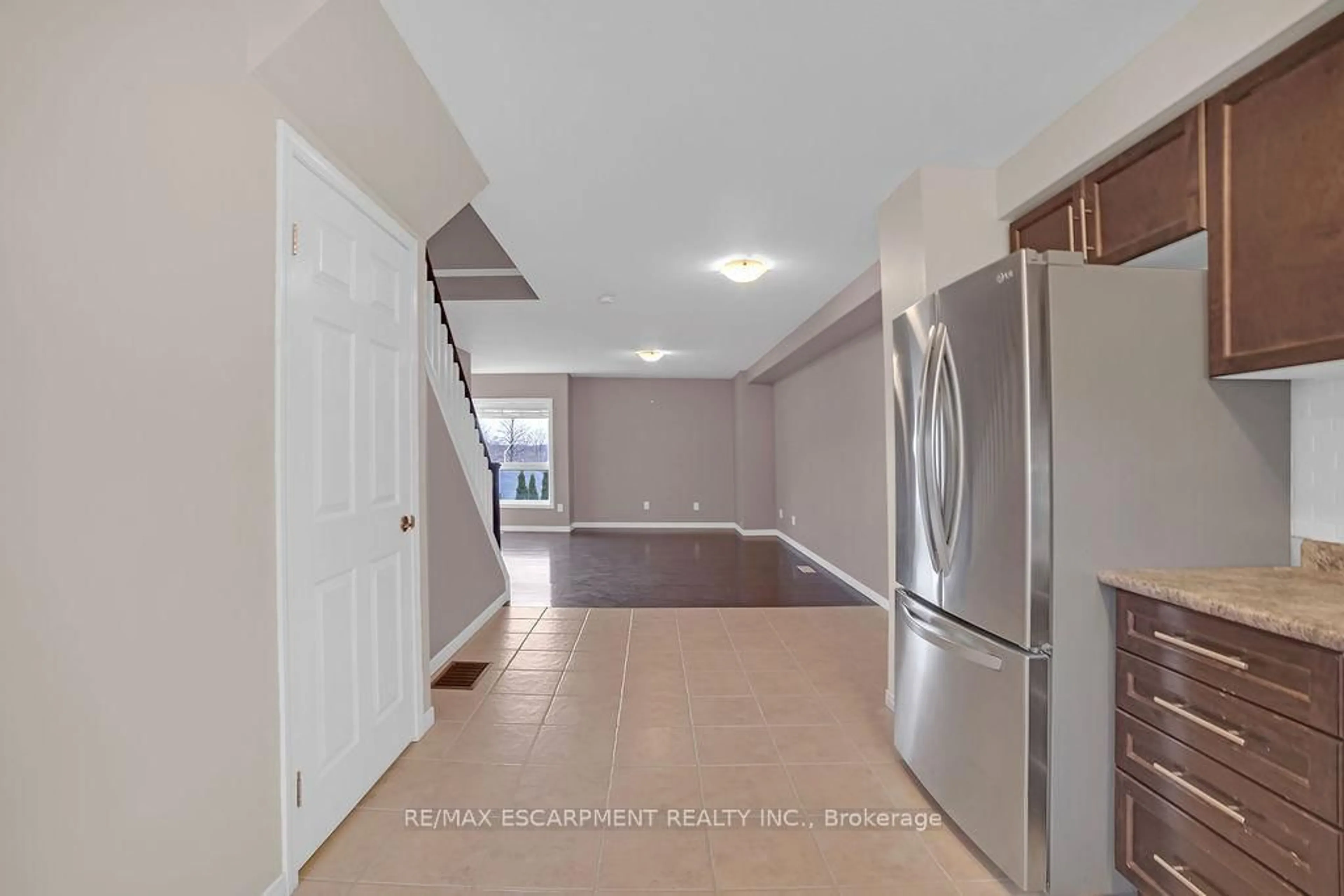 Indoor entryway for 1328 UPPER SHERMAN Ave #19, Hamilton Ontario L8W 1C2