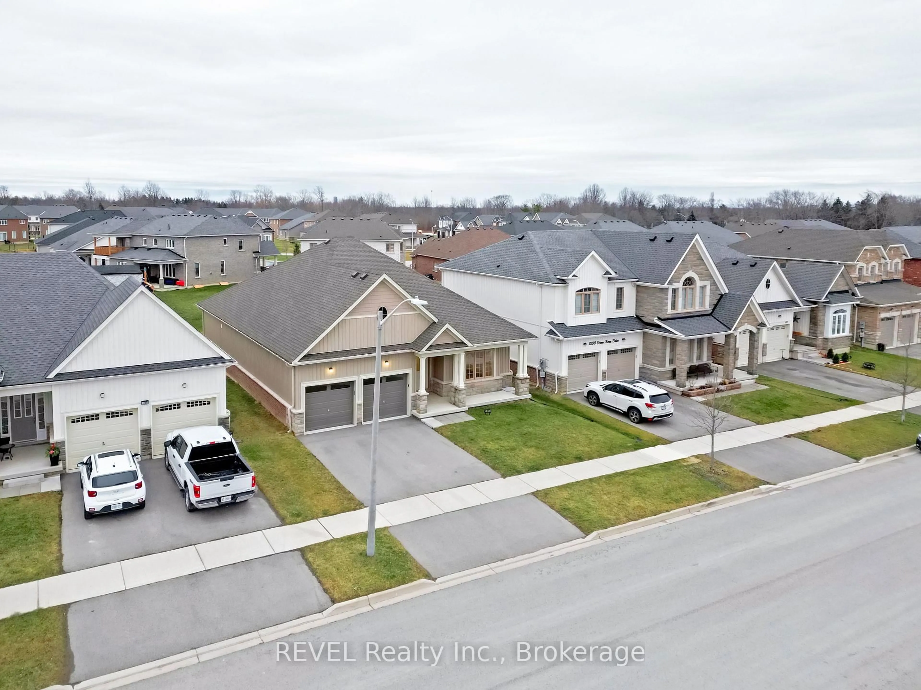 A pic from outside/outdoor area/front of a property/back of a property/a pic from drone, street for 1214 Green Acres Dr, Fort Erie Ontario L2A 5P2