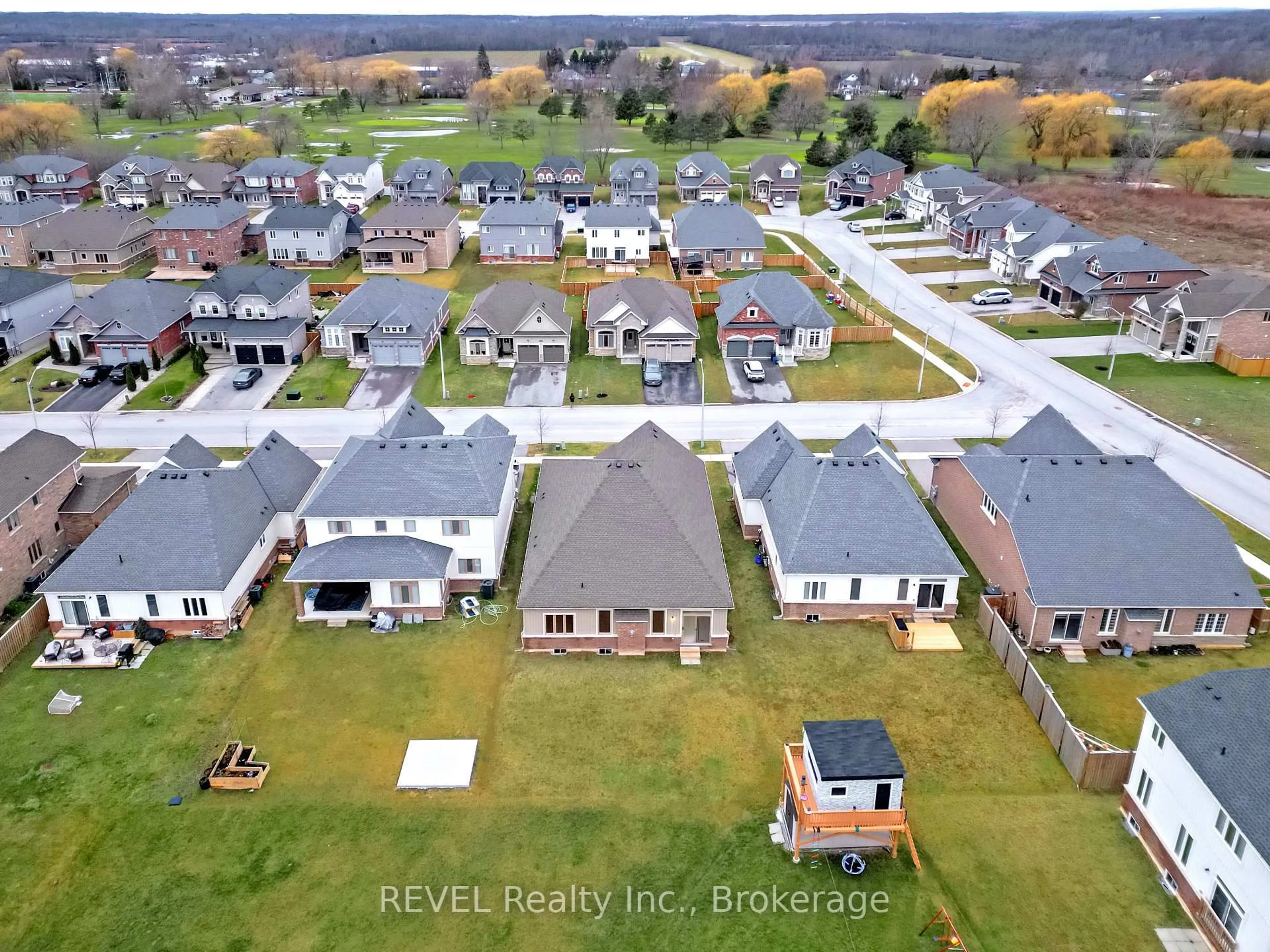 A pic from outside/outdoor area/front of a property/back of a property/a pic from drone, unknown for 1214 Green Acres Dr, Fort Erie Ontario L2A 5P2