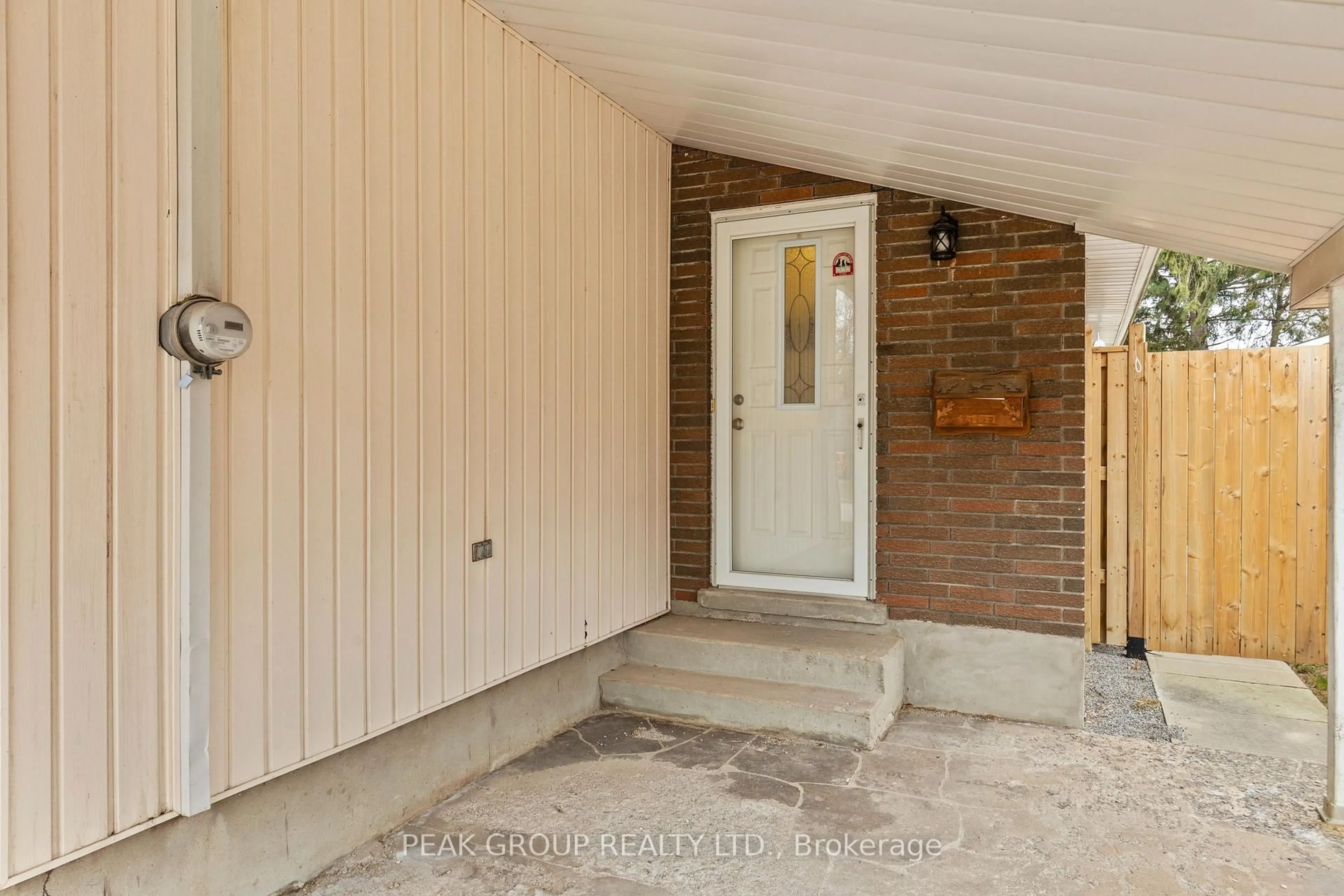Indoor entryway for 8 Holden St, St. Catharines Ontario L2M 4V2