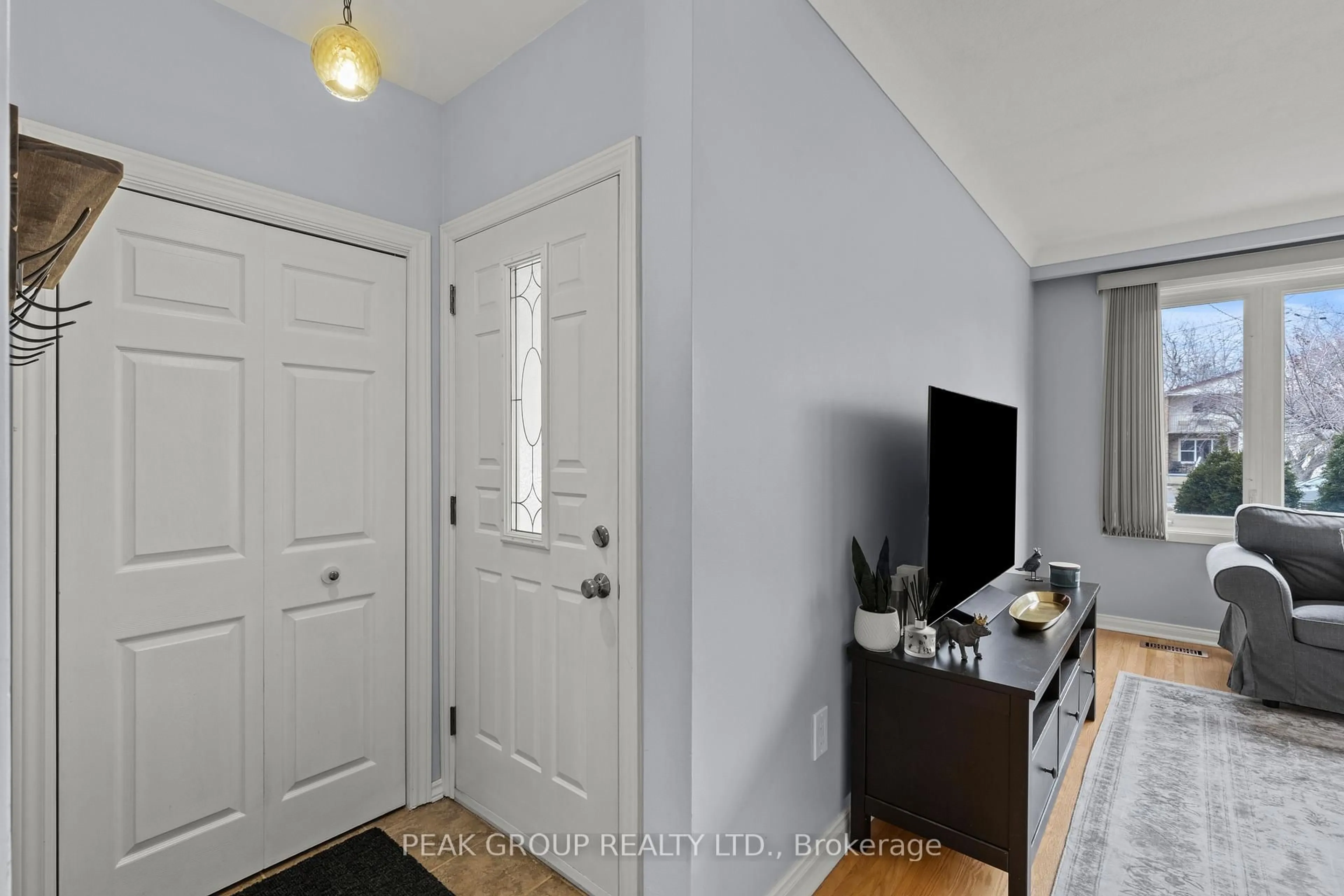 Indoor entryway for 8 Holden St, St. Catharines Ontario L2M 4V2