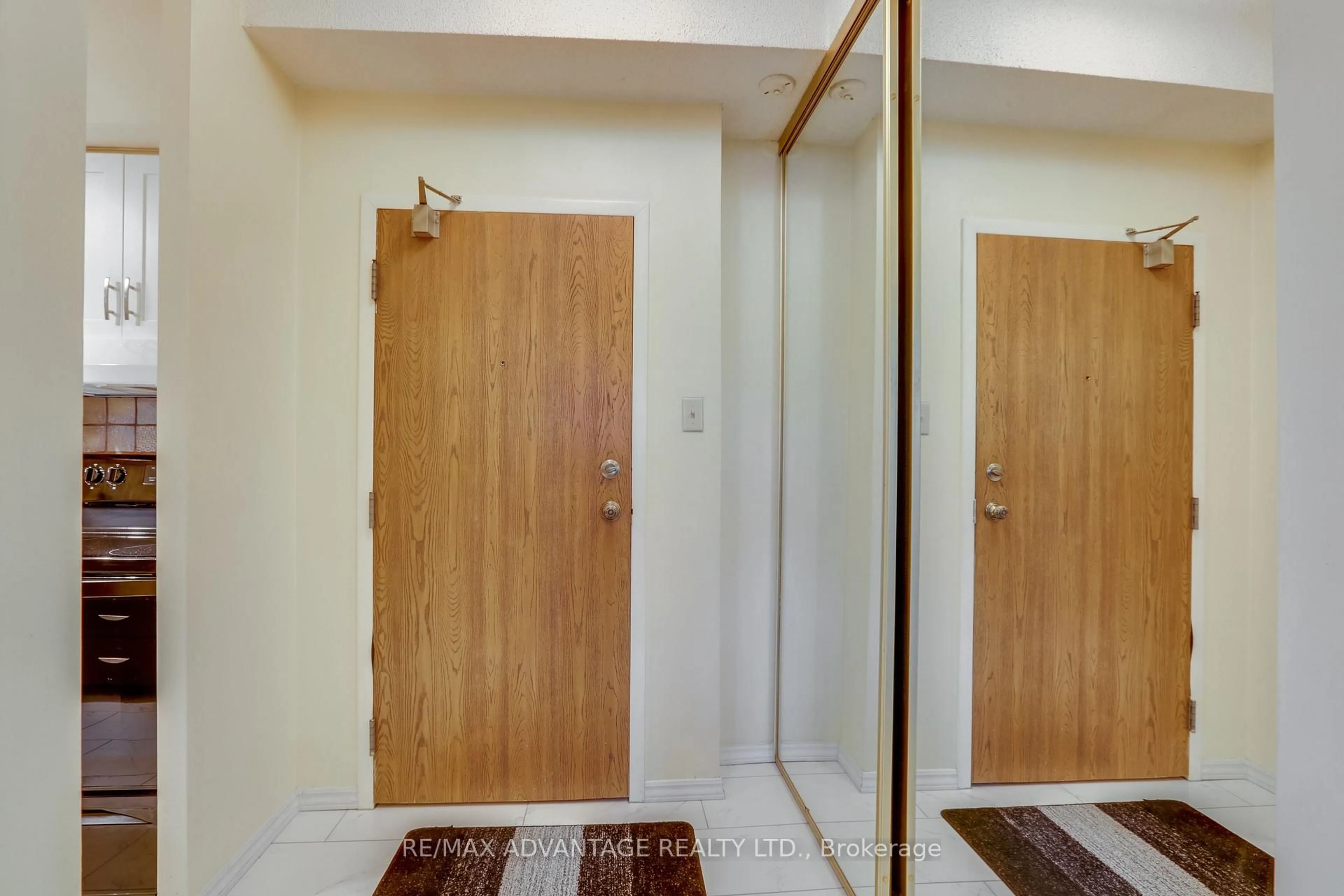 Indoor foyer for 521 Riverside Dr #105, London North Ontario N6H 5E2