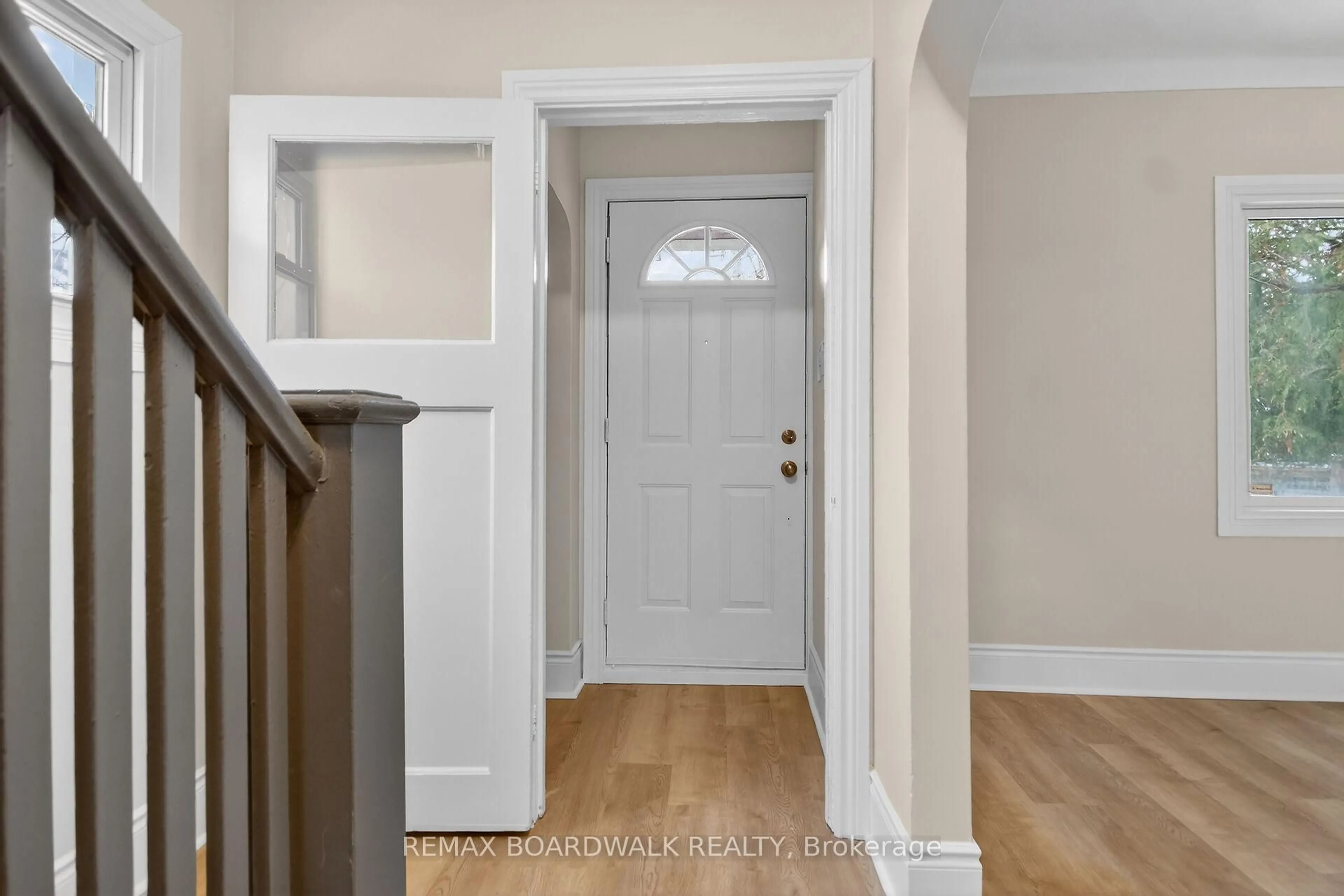 Indoor entryway for 11 Cameron Ave, Ottawa Ontario K1S 0W5