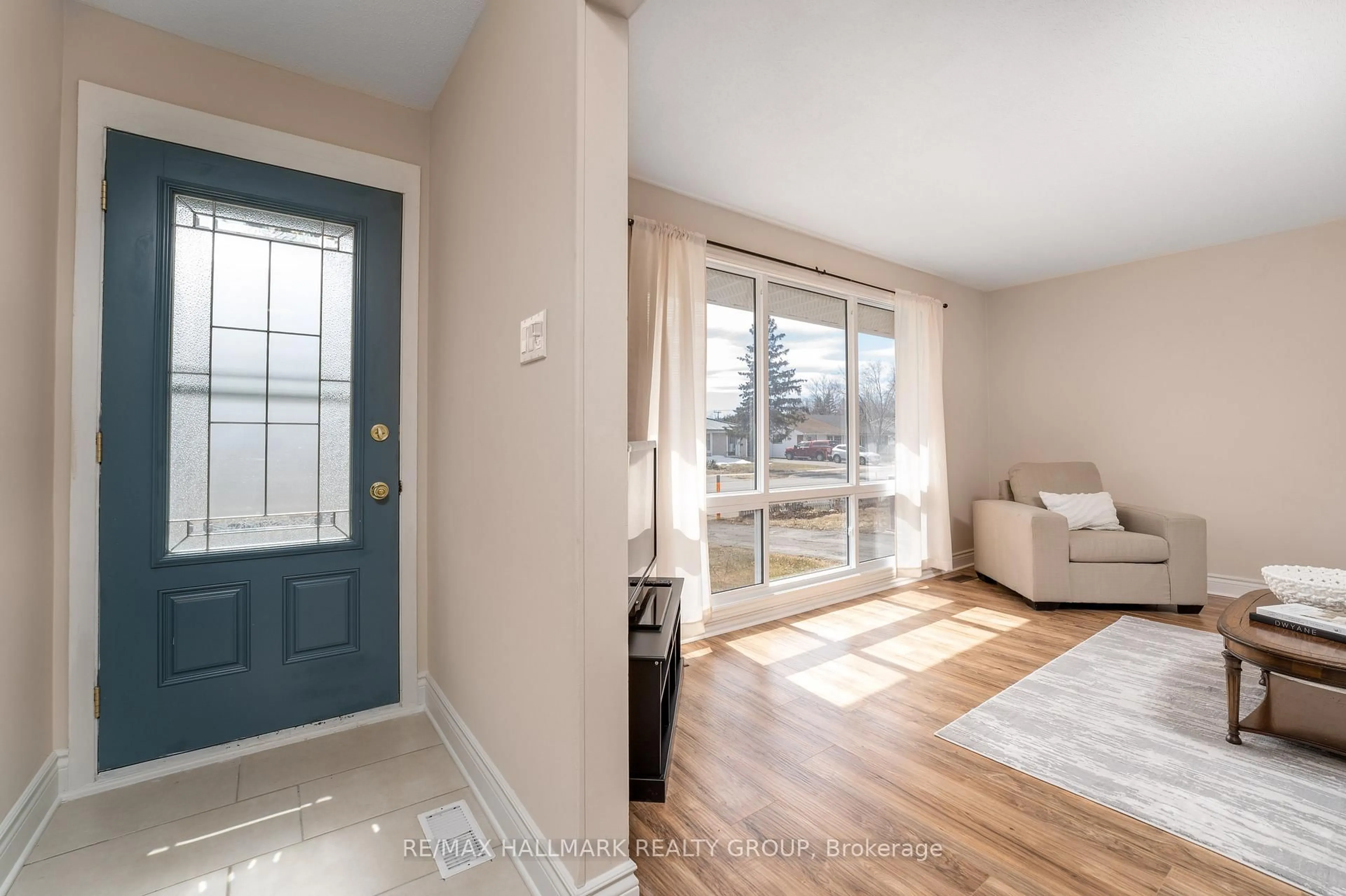 Indoor entryway for 591 Eastvale Dr, Ottawa Ontario K1J 6Z4