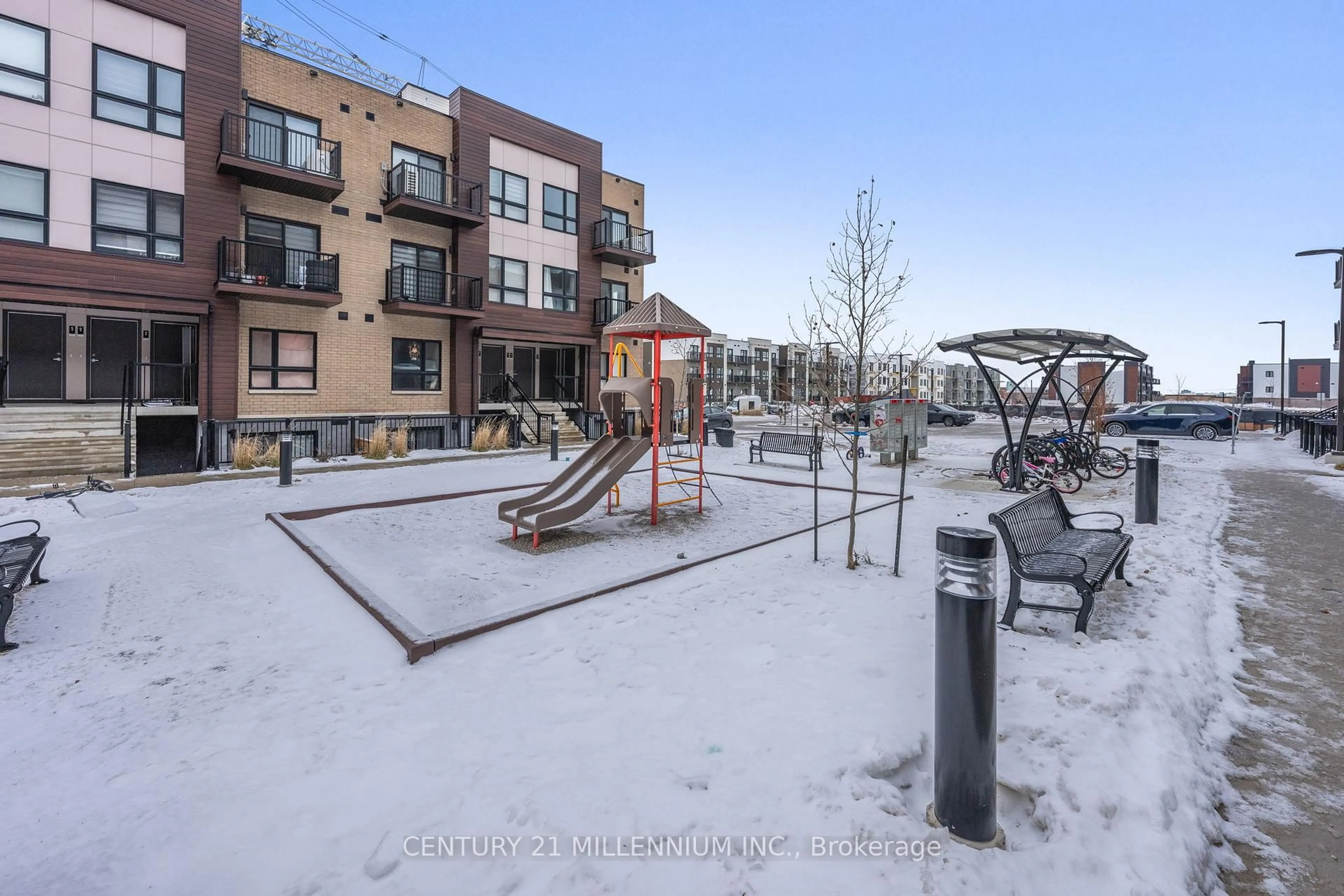 Patio, unknown for 10 Palace St #D3, Kitchener Ontario N2E 0J3