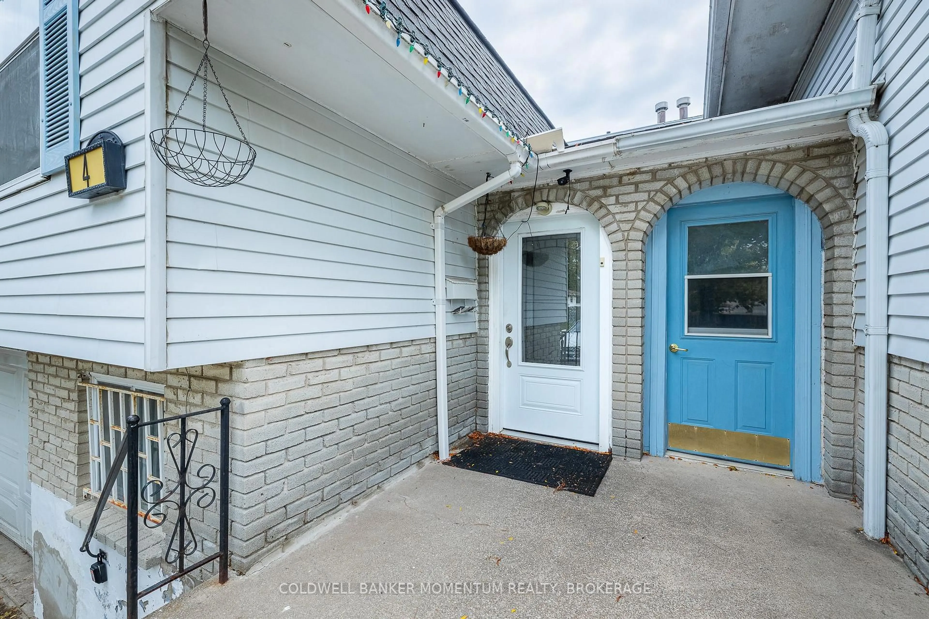 Indoor entryway for 4 Kerwin Gate, St. Catharines Ontario L2N 4J8