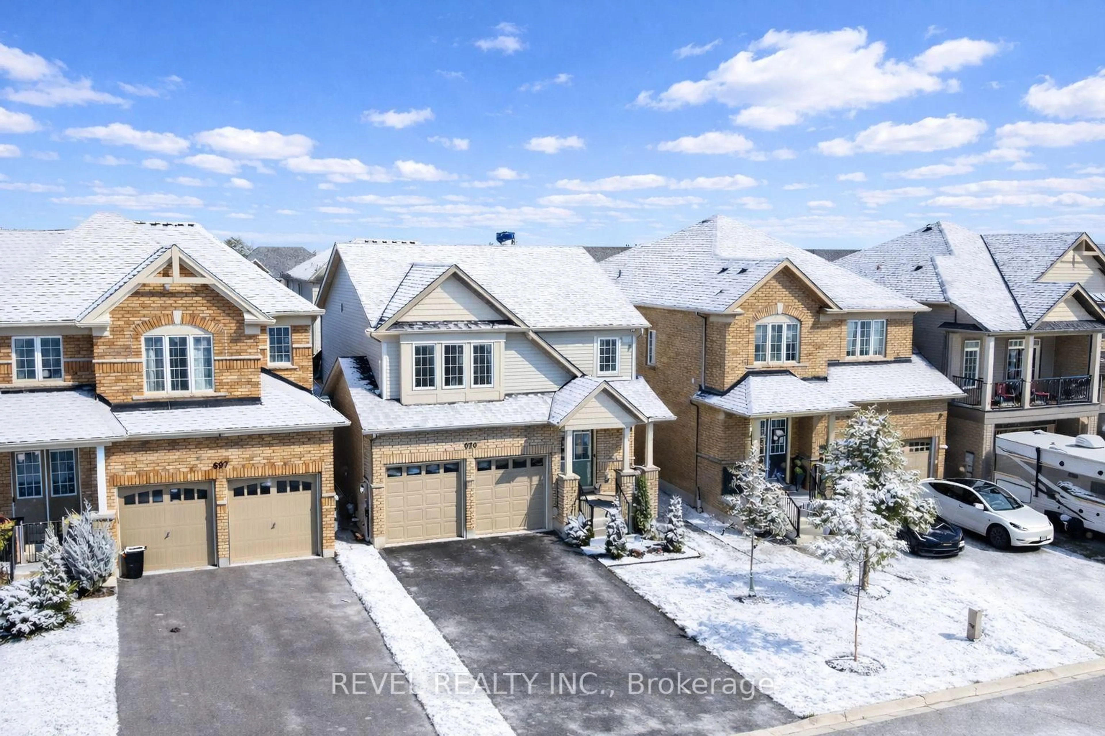 A pic from outside/outdoor area/front of a property/back of a property/a pic from drone, street for 693 Mcmullen St, Shelburne Ontario L9V 3X4