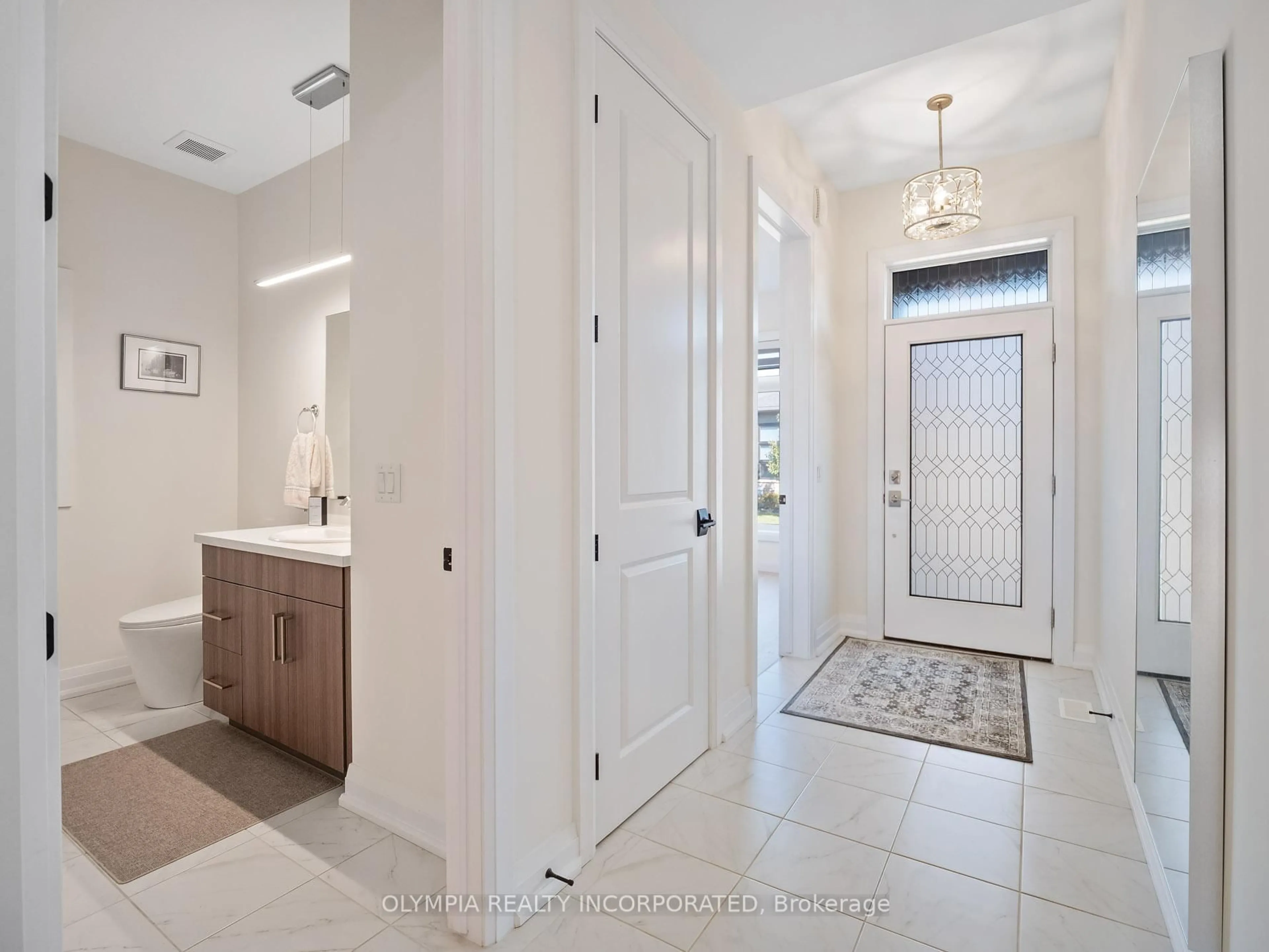 Indoor entryway for 8974 Willoughby Dr #19, Niagara Falls Ontario L2G 0Y7