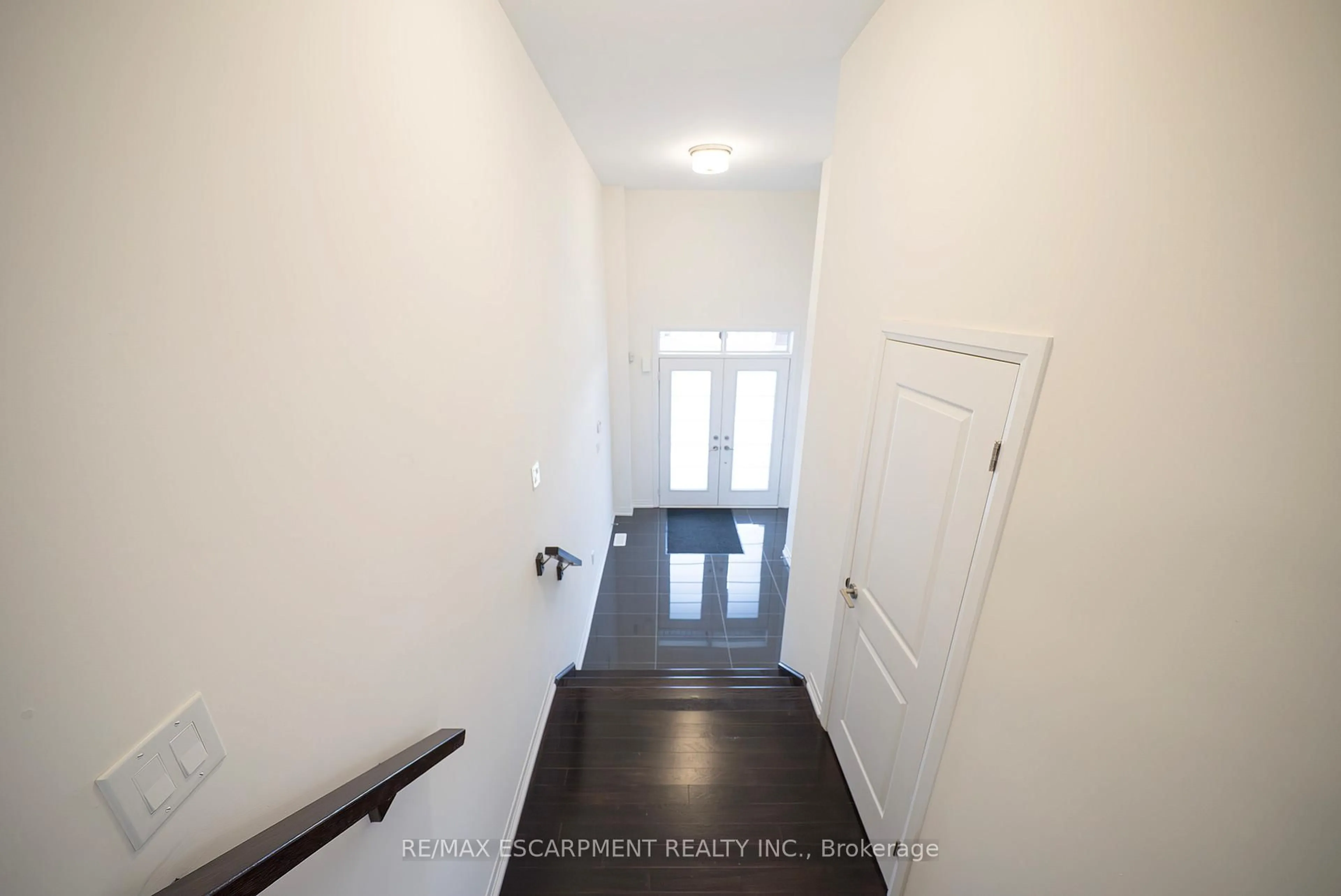 Indoor entryway for 9 Tarrison St, Brantford Ontario N3V 0B1
