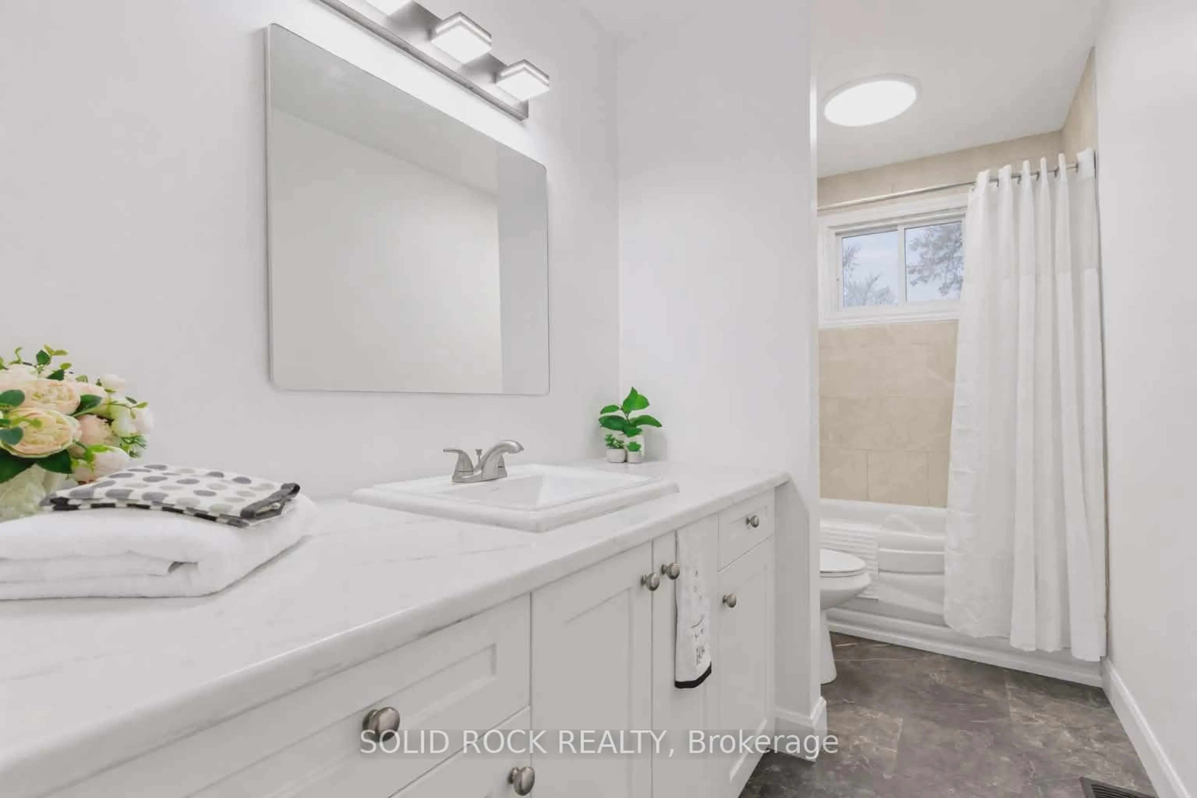 Standard bathroom, ceramic/tile floor for 1301 Alwington St, Brockville Ontario K6V 6A5