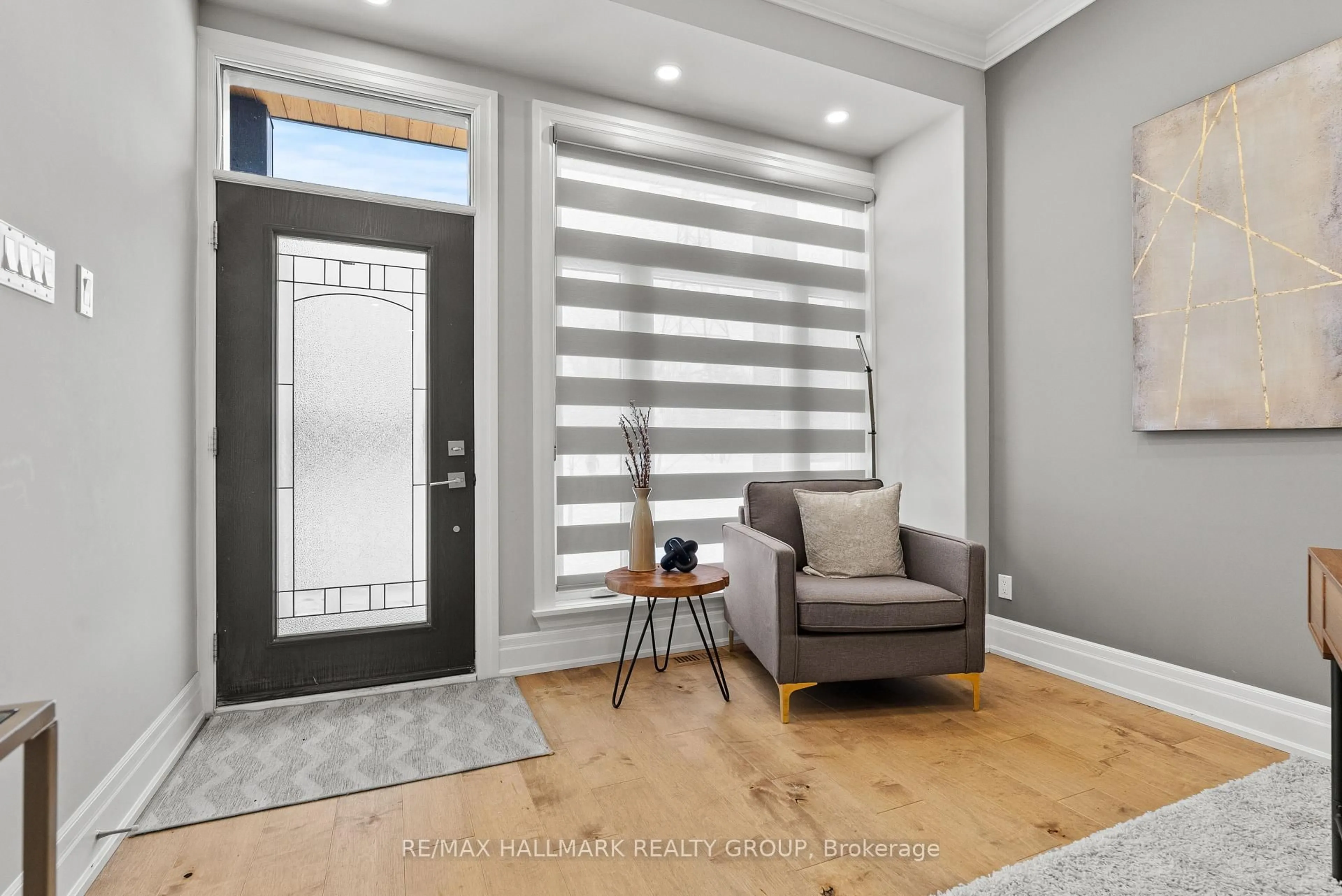 Indoor entryway for 217 Belford Cres, Ottawa Ontario K1Z 7A9