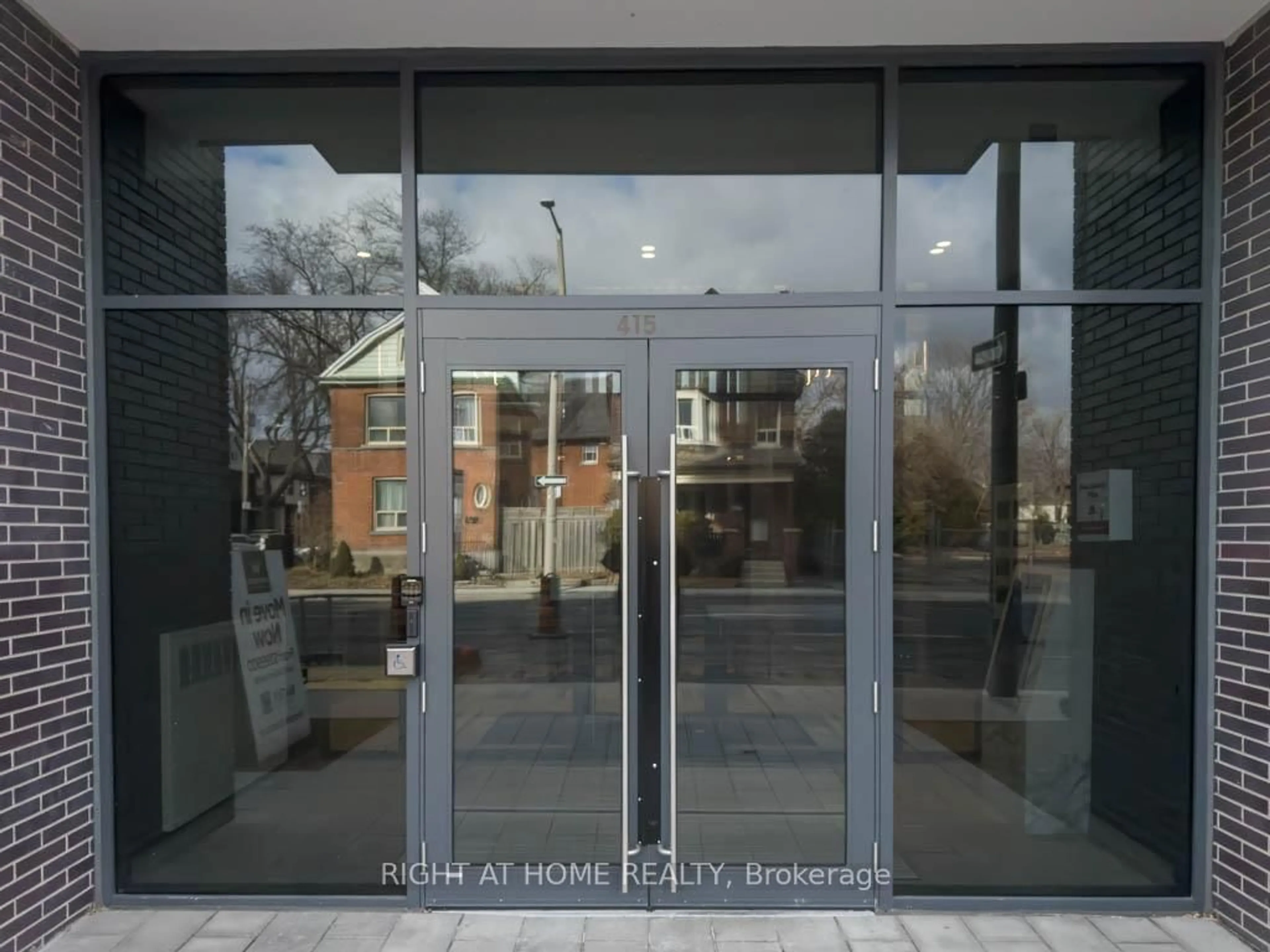 Indoor foyer for 415 MAIN STREET W St #620, Hamilton Ontario L8P 0C9