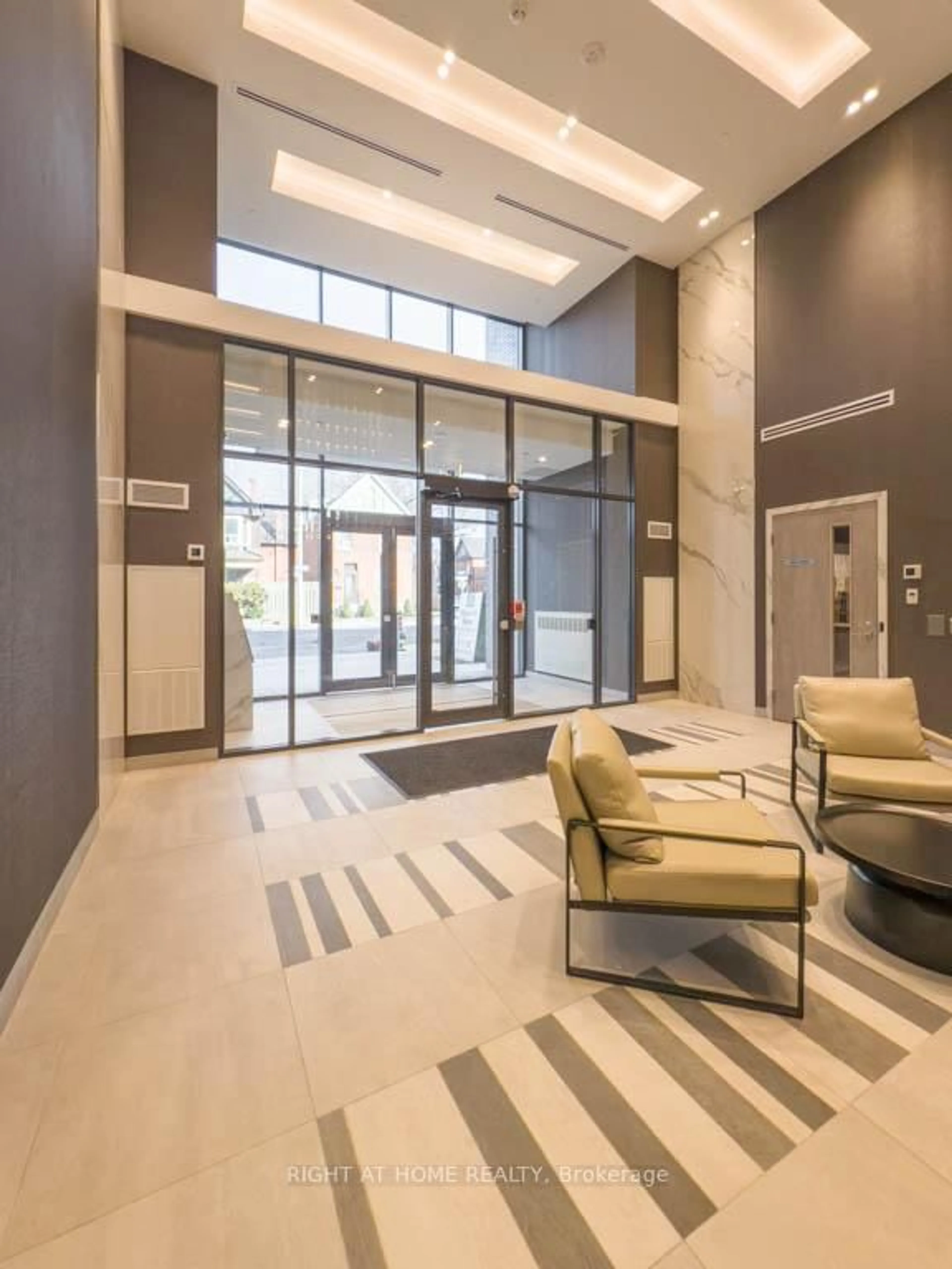 Indoor foyer for 415 MAIN STREET W St #620, Hamilton Ontario L8P 0C9