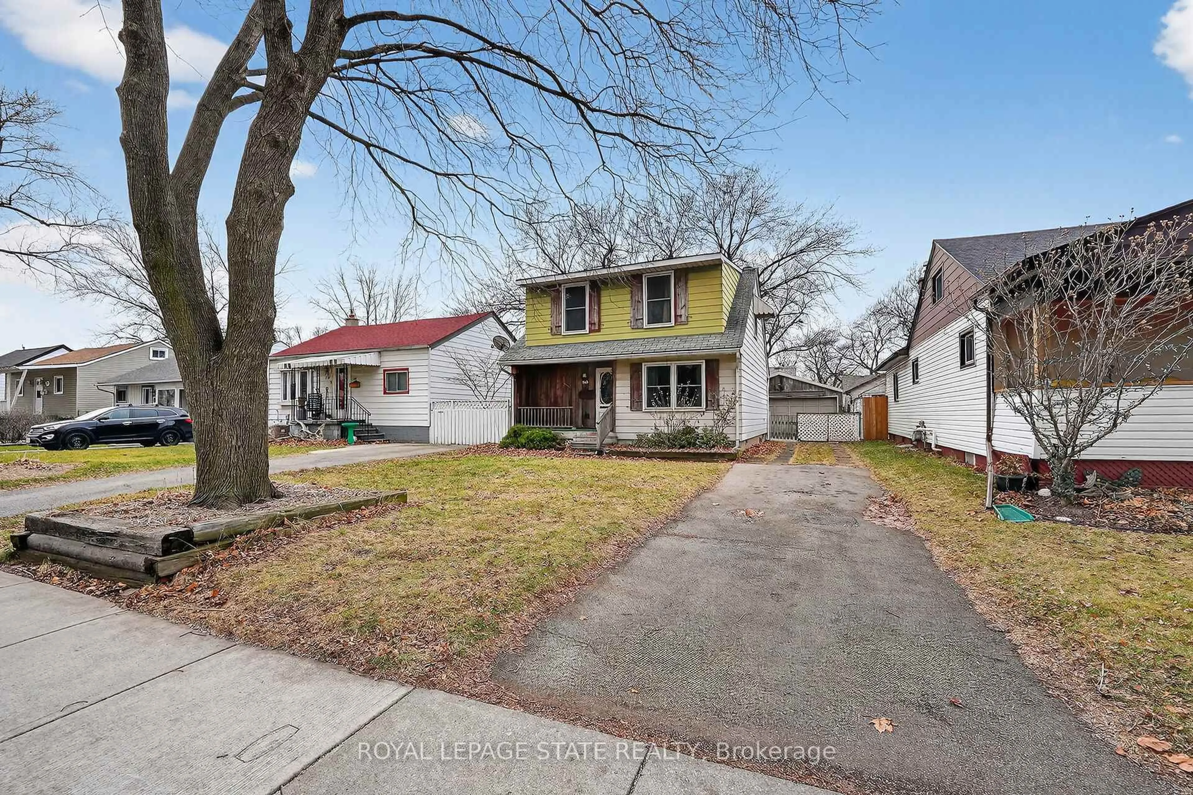 A pic from outside/outdoor area/front of a property/back of a property/a pic from drone, street for 283 Ivon Ave, Hamilton Ontario L8H 5T3