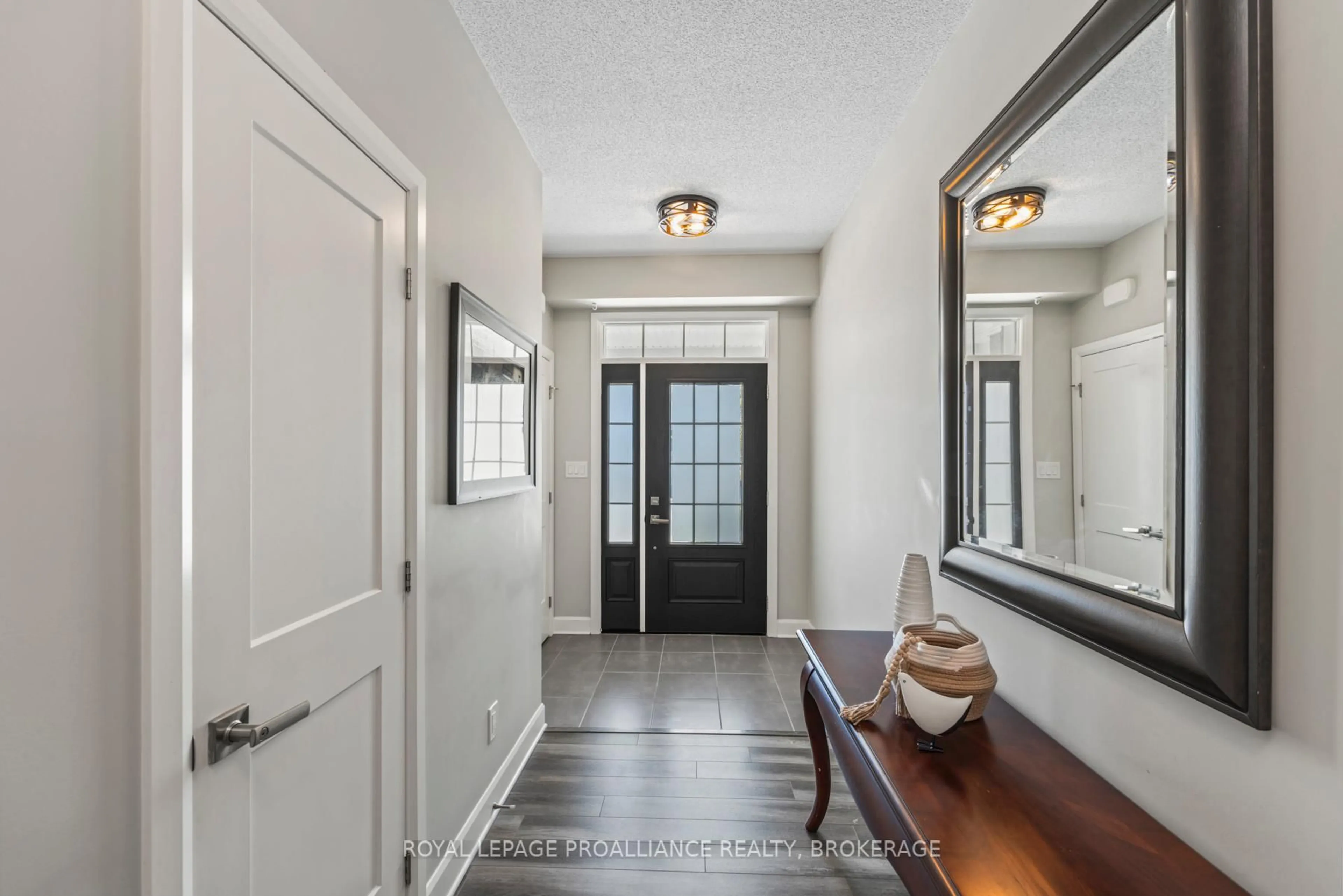Indoor entryway for 1550 Davenport Cres, Kingston Ontario K7P 0M6