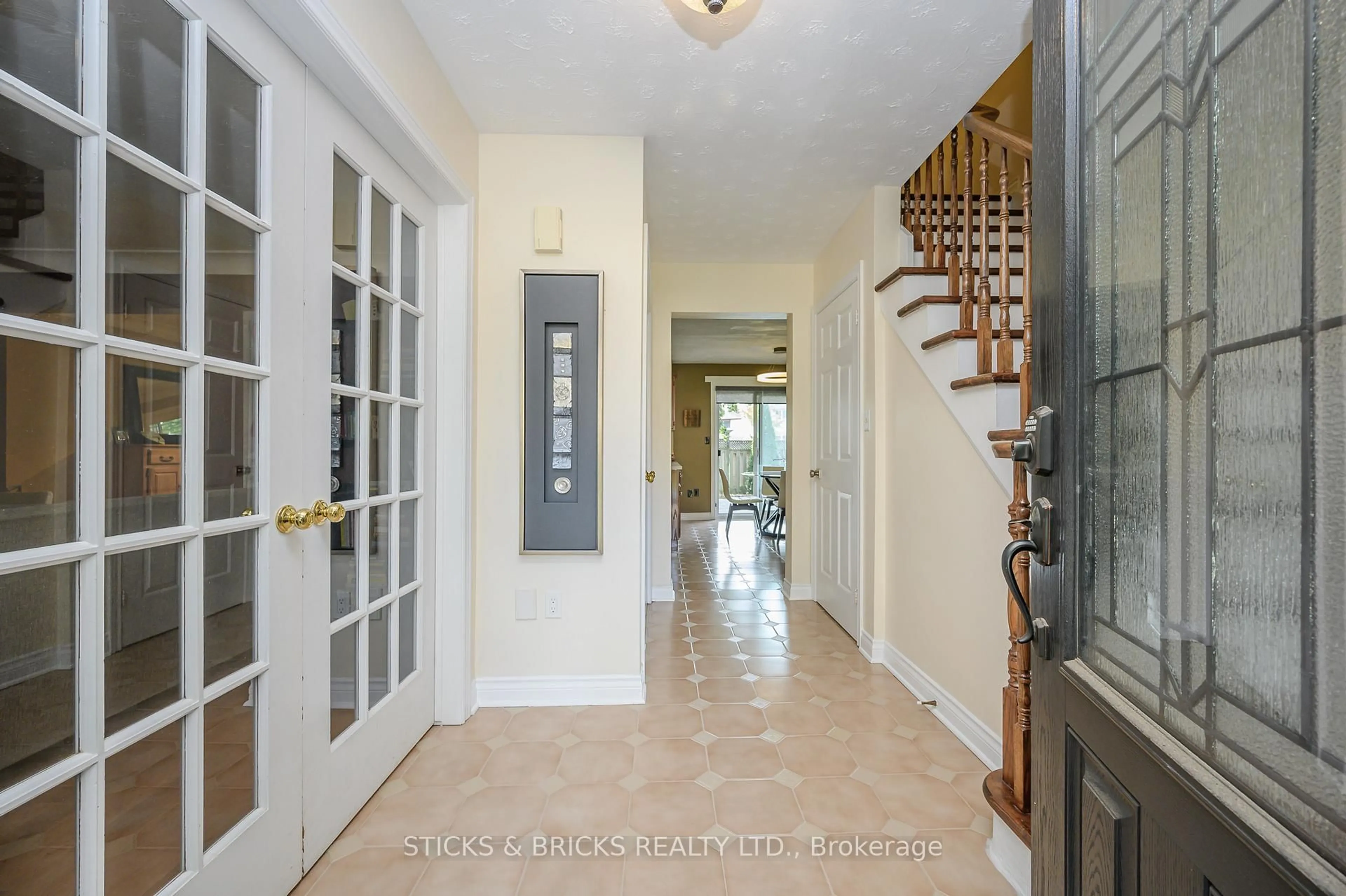 Indoor foyer for 7102 Burbank Cres, Niagara Falls Ontario L2J 4E7