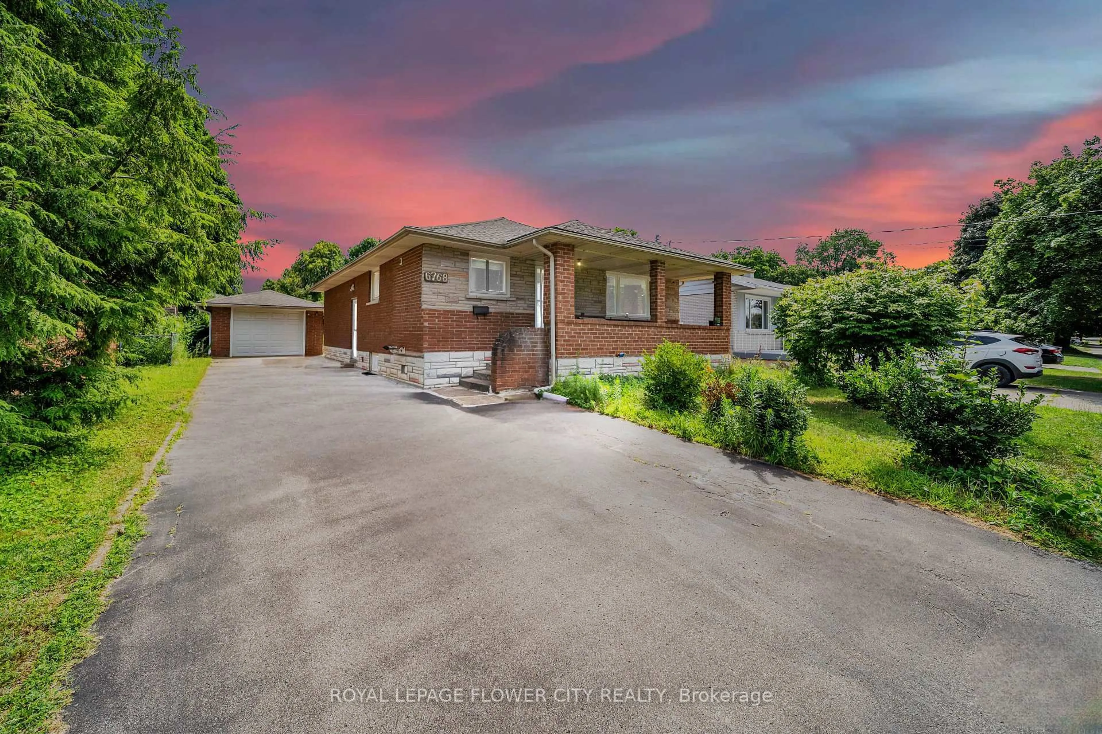 A pic from outside/outdoor area/front of a property/back of a property/a pic from drone, street for 6768 KEIFFER St, Niagara Falls Ontario L2E 5K1